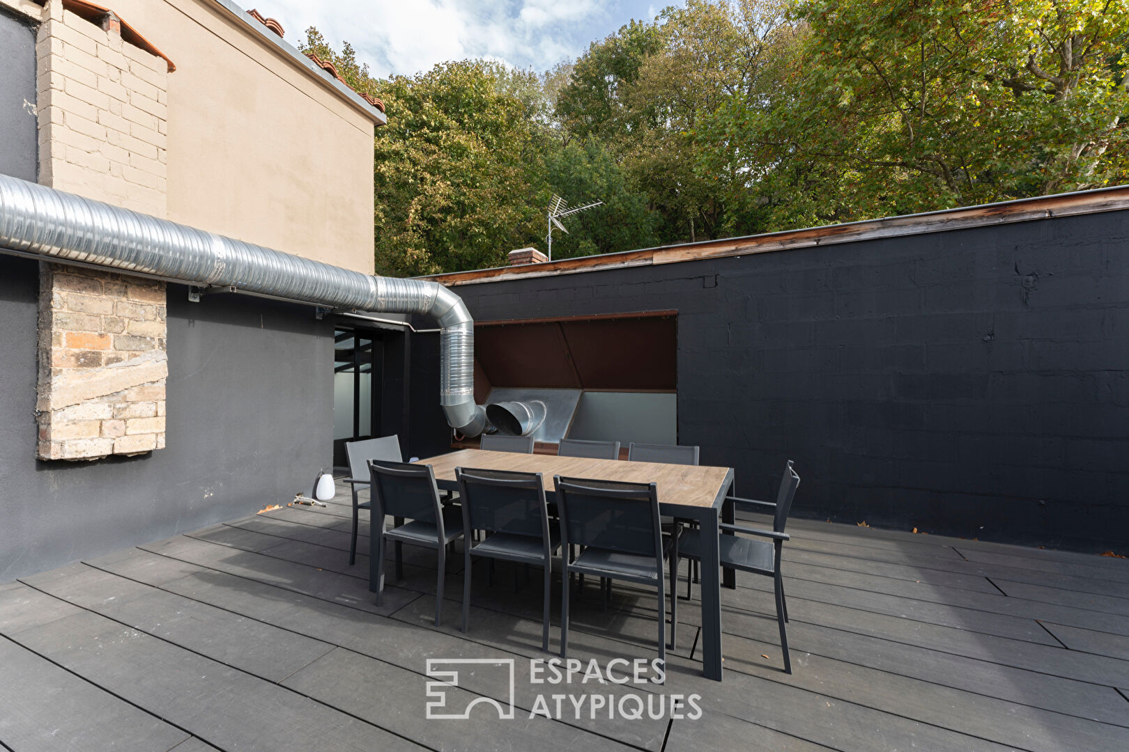 Modern offices with a view of the quays of the Saône