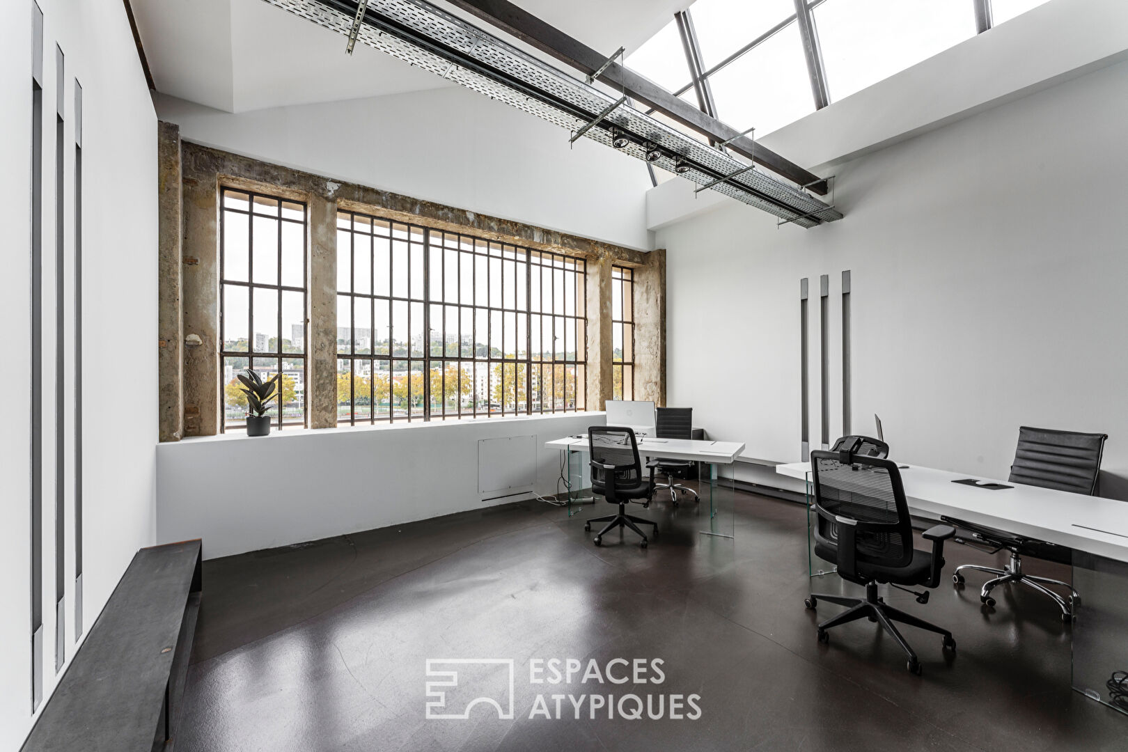 Modern offices with a view of the quays of the Saône