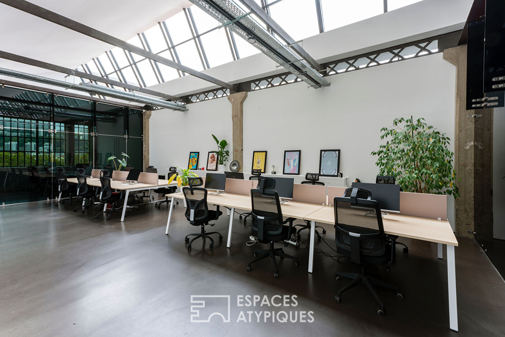 Modern offices with a view of the quays of the Saône