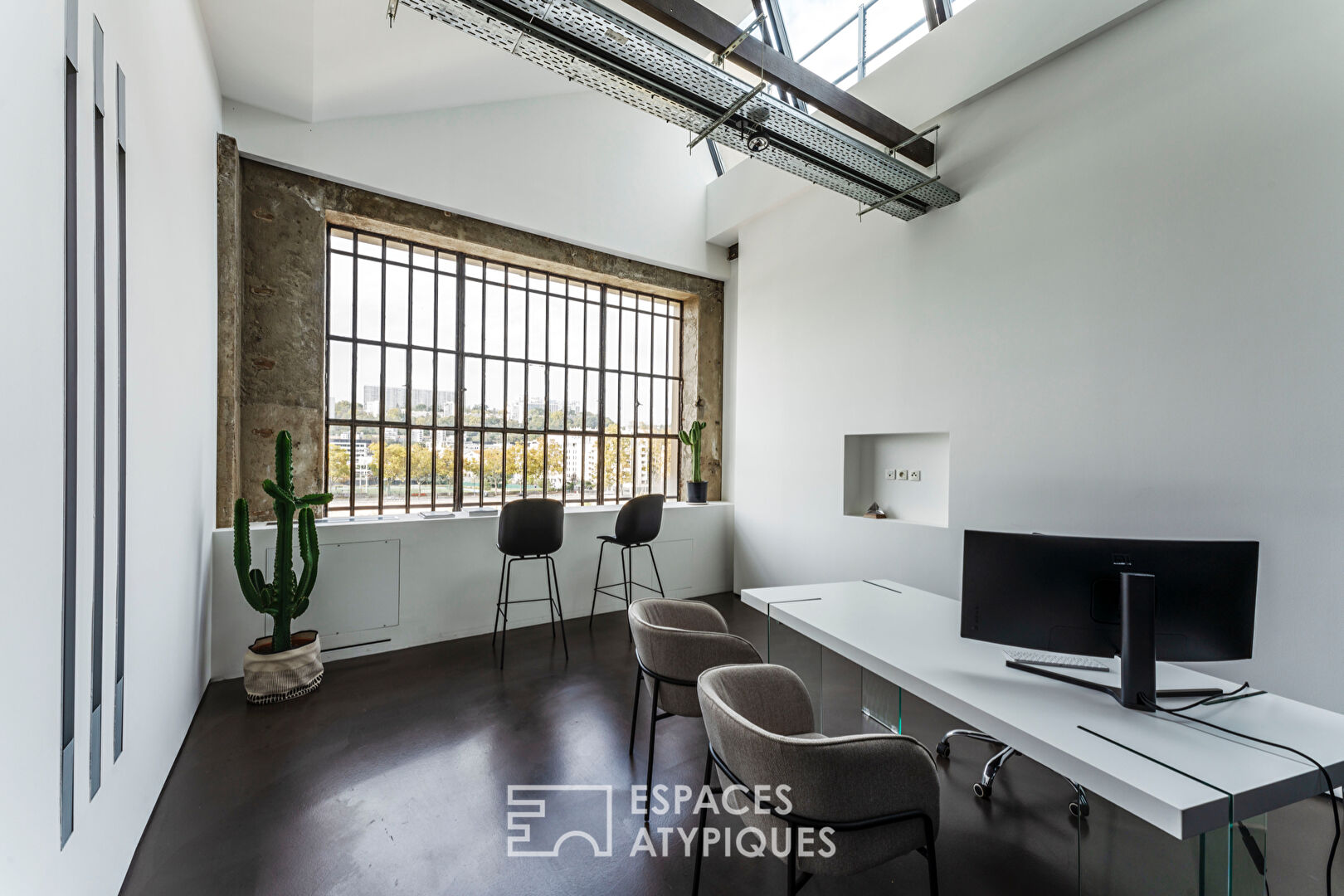 Modern offices with a view of the quays of the Saône