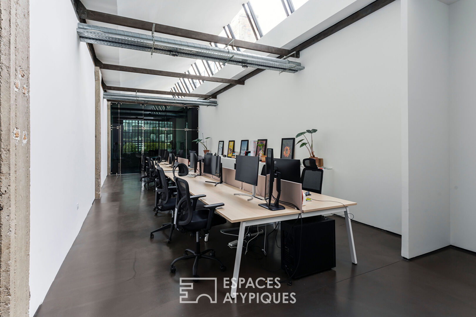 Modern offices with a view of the quays of the Saône