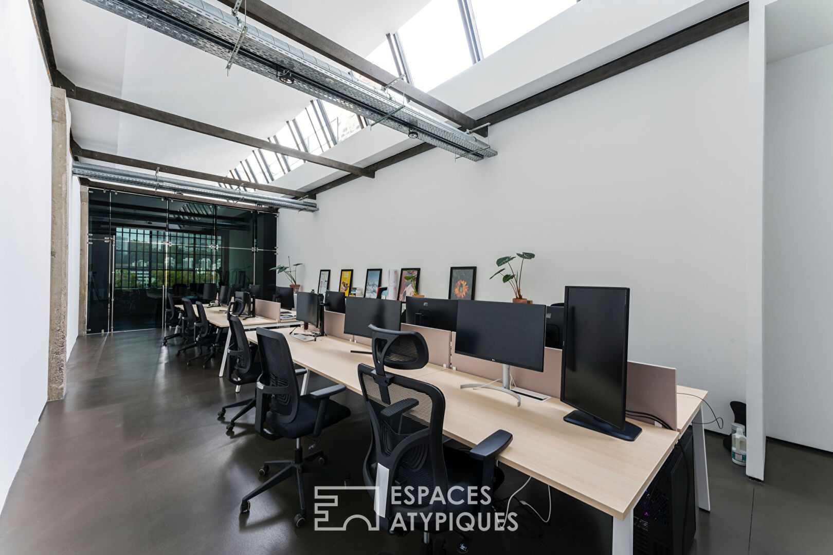 Modern offices with a view of the quays of the Saône