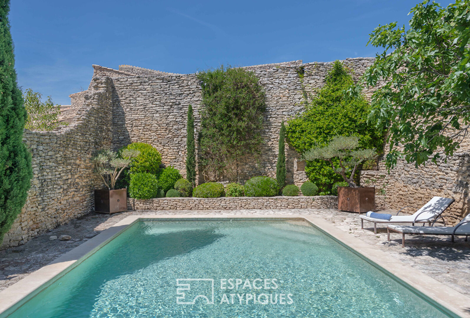 Mas en pierre du Lubéron avec piscine