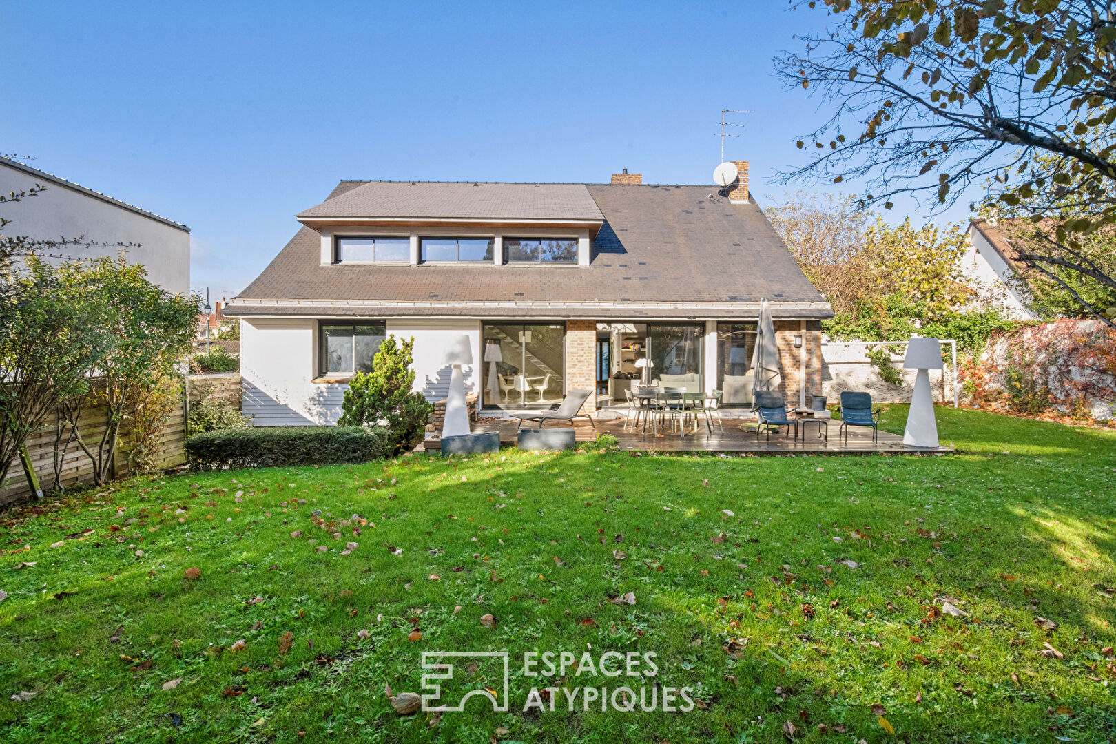 Maison contemporaine avec façade en brique rouge