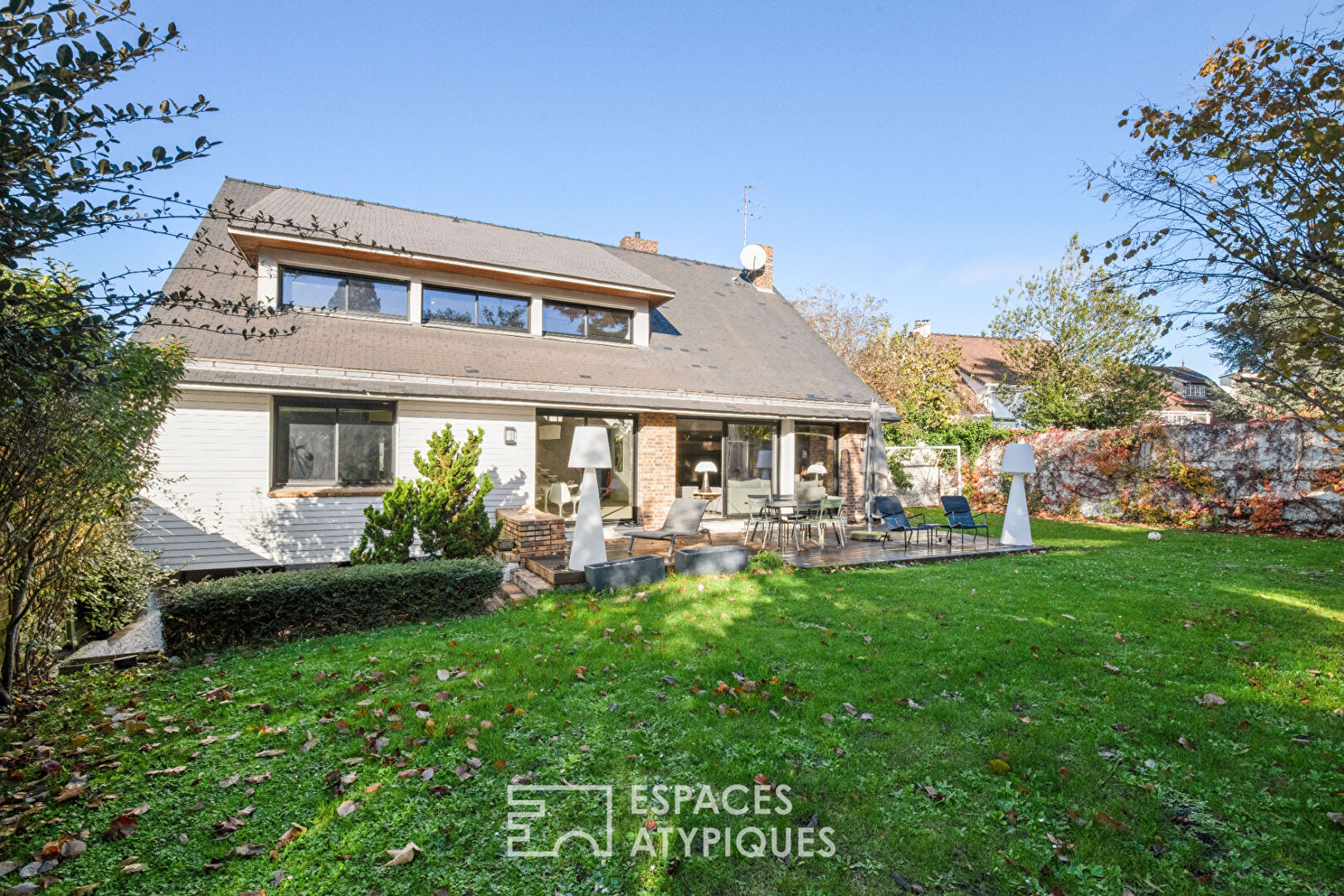 Maison contemporaine avec façade en brique rouge