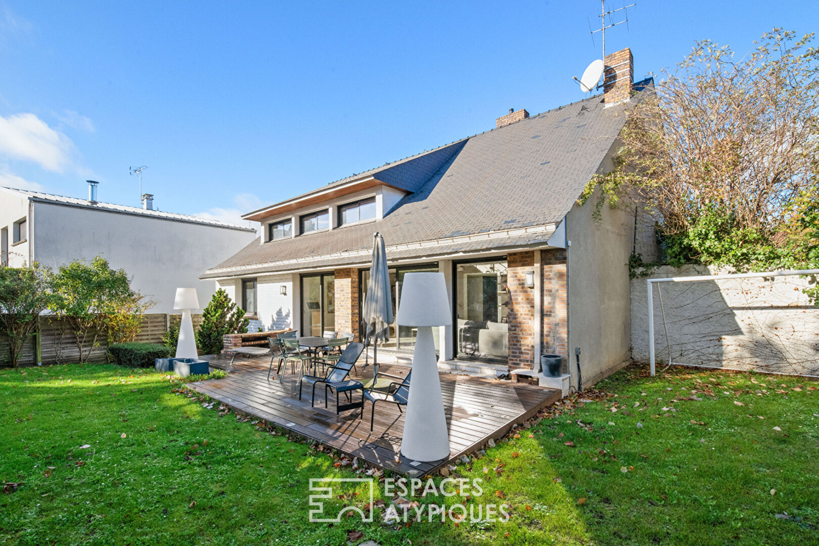 Maison contemporaine avec façade en brique rouge