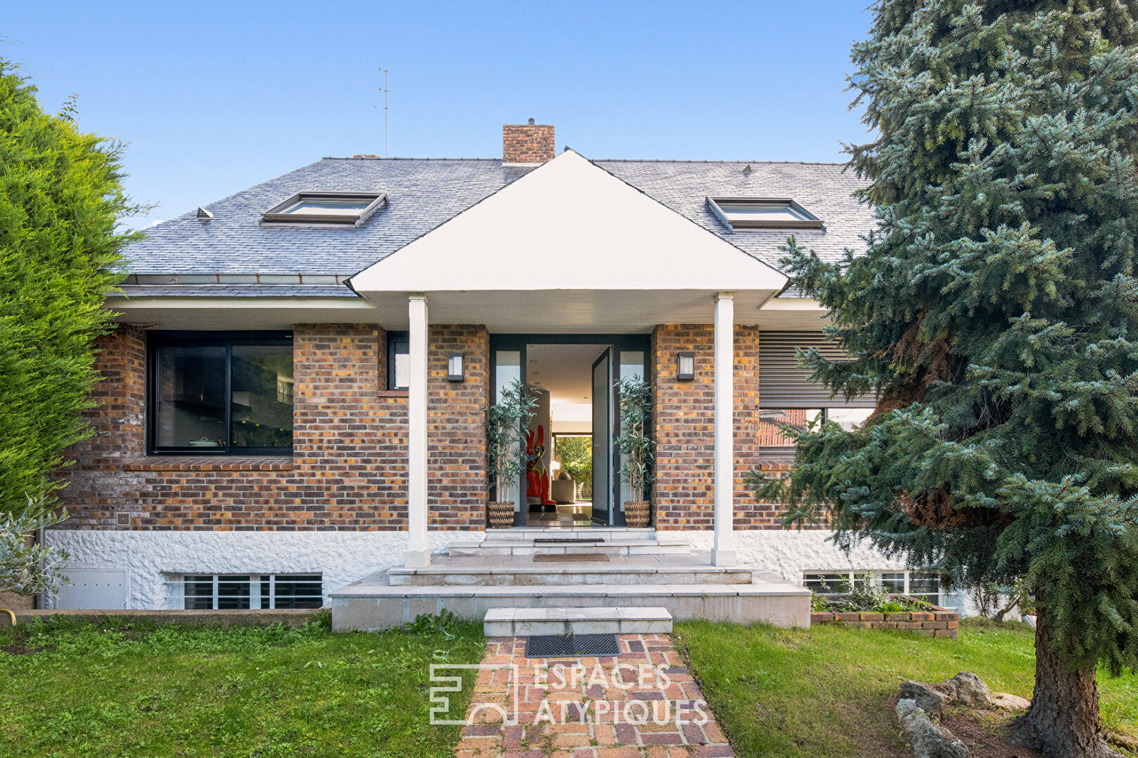Maison contemporaine avec façade en brique rouge