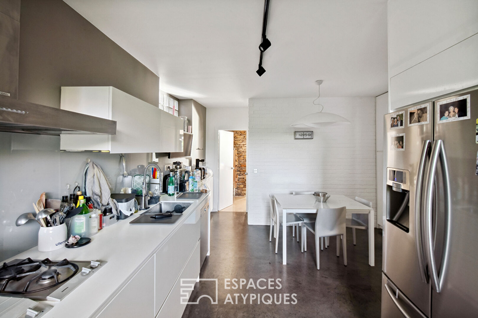 Maison contemporaine avec façade en brique rouge