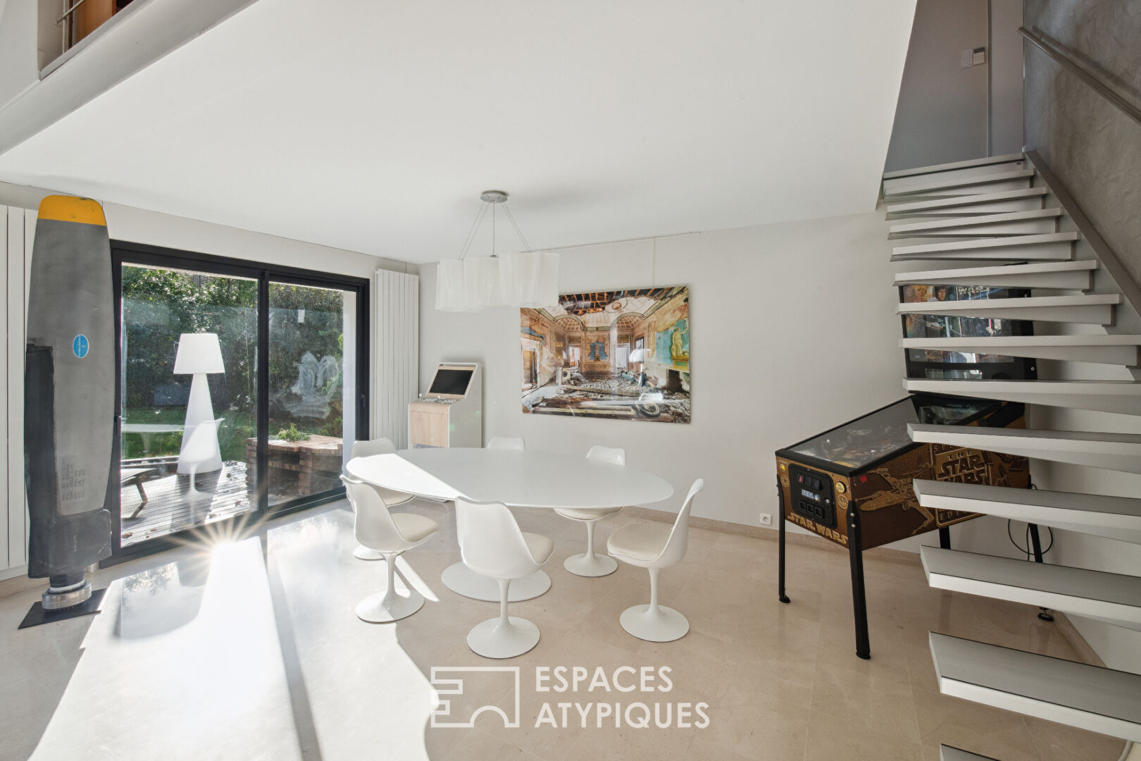 Maison contemporaine avec façade en brique rouge
