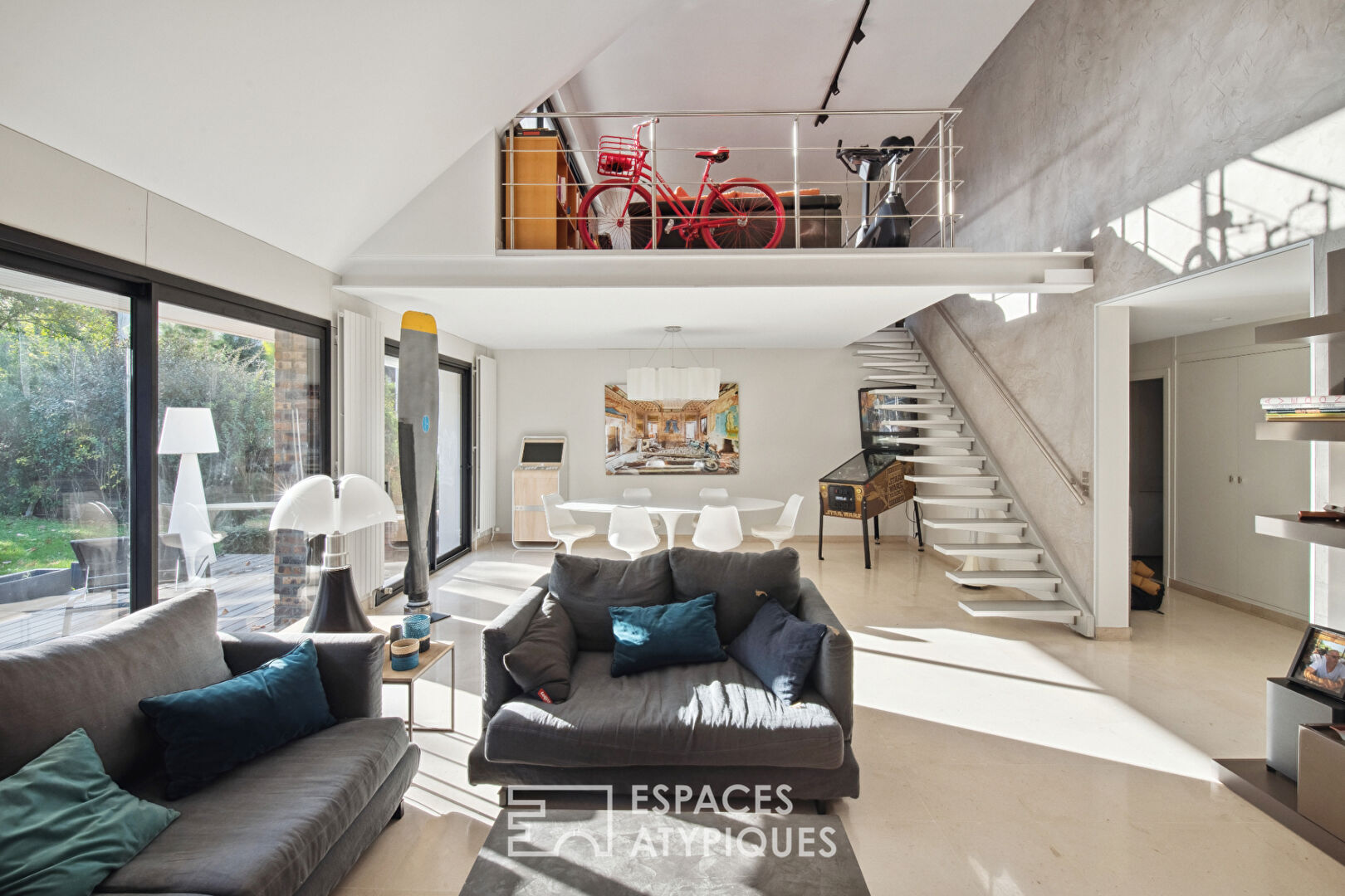 Maison contemporaine avec façade en brique rouge