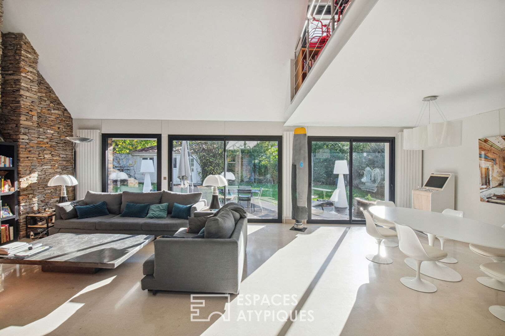 Maison contemporaine avec façade en brique rouge