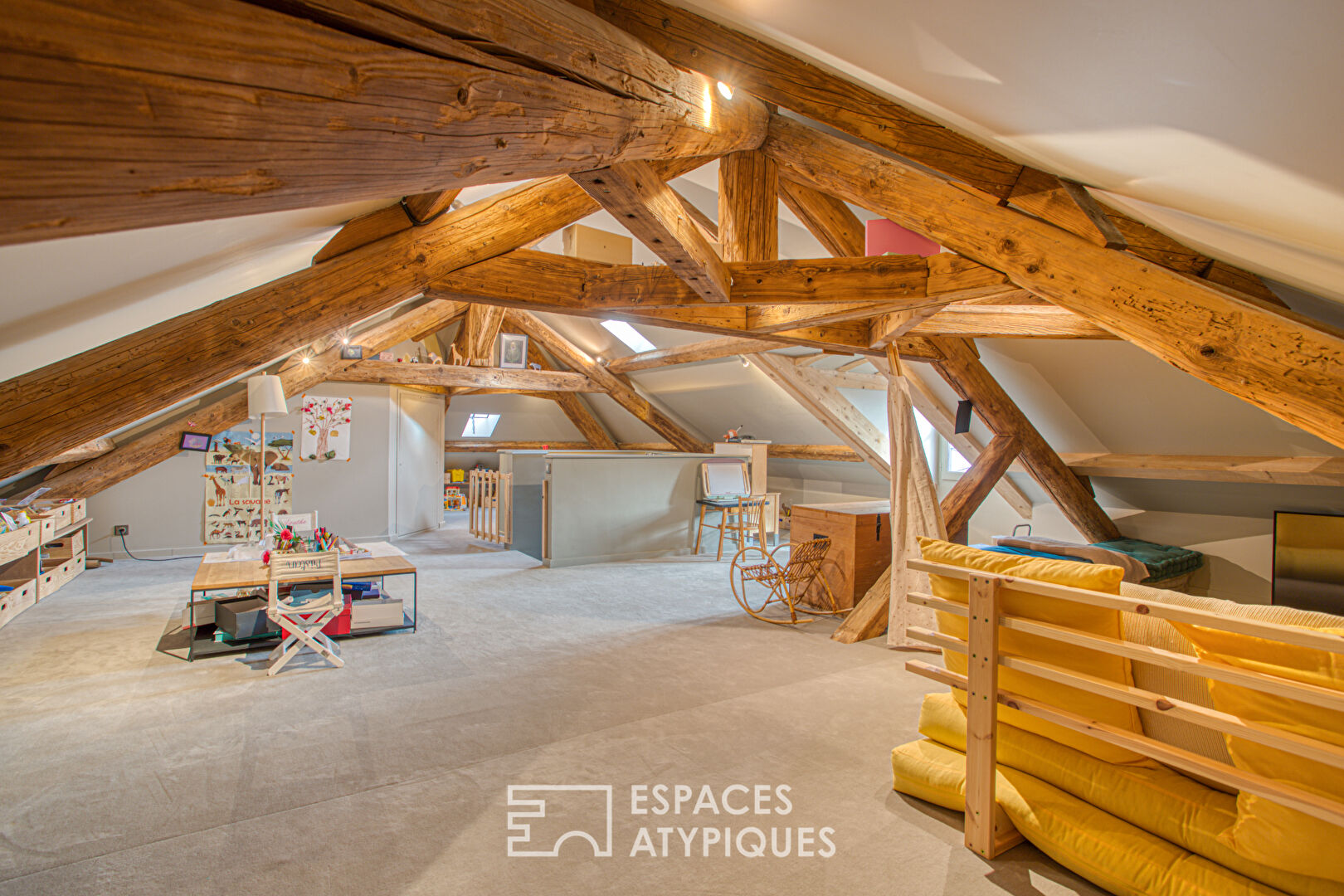 Bourgeois house with swimming pool