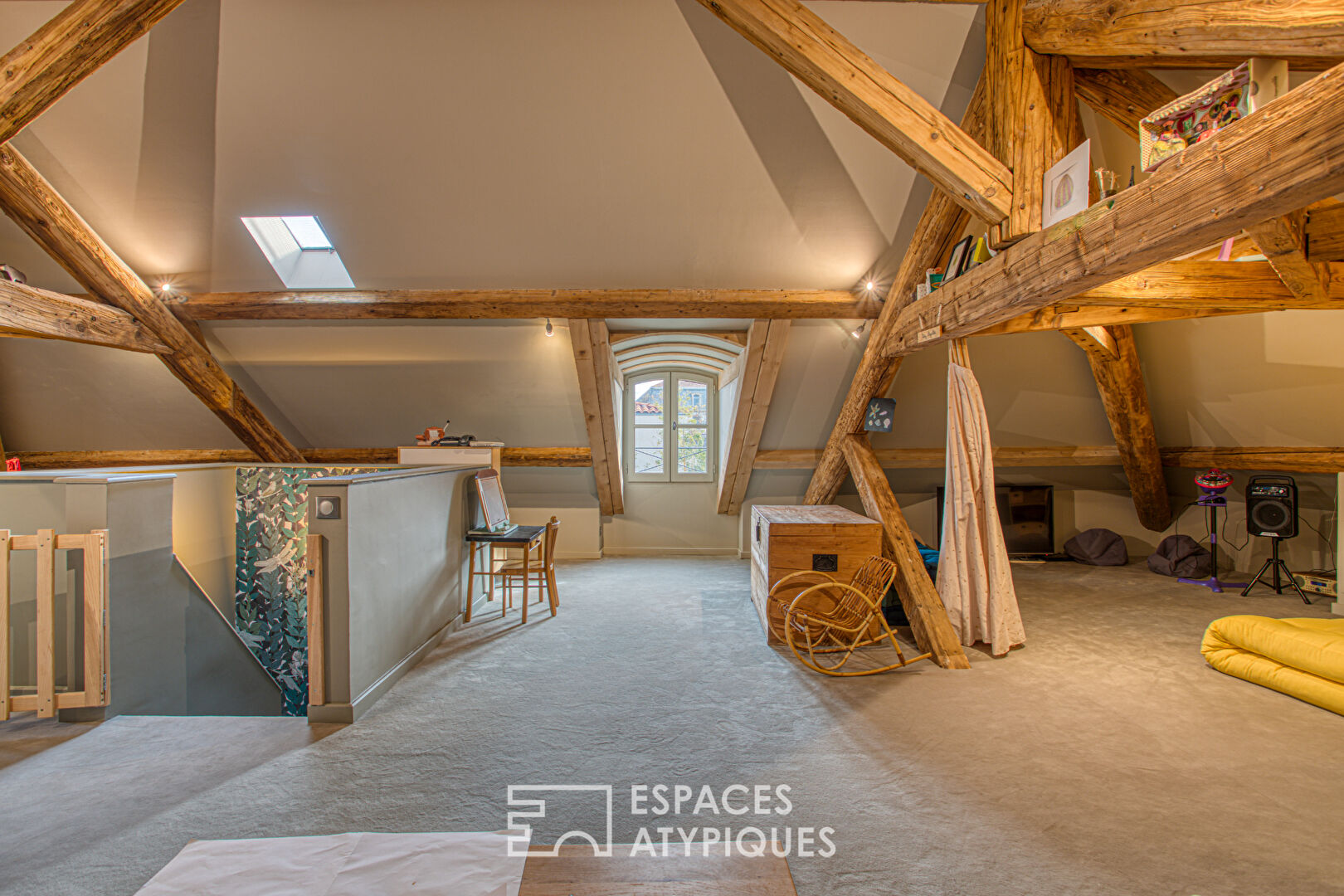 Bourgeois house with swimming pool
