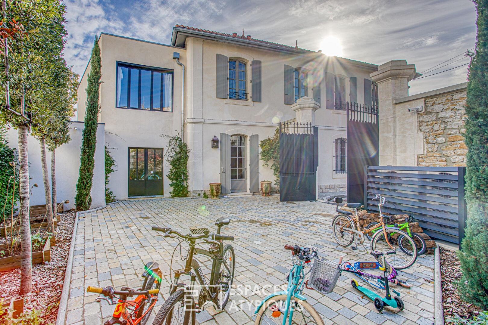 Bourgeois house with swimming pool