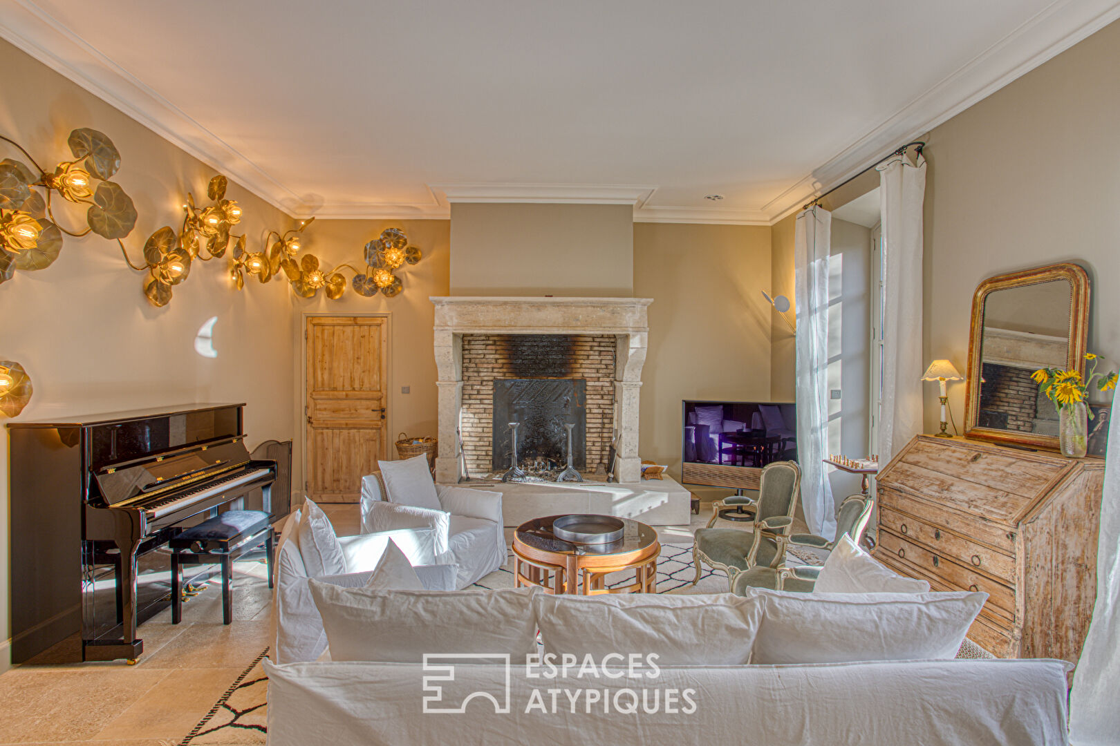 Bourgeois house with swimming pool