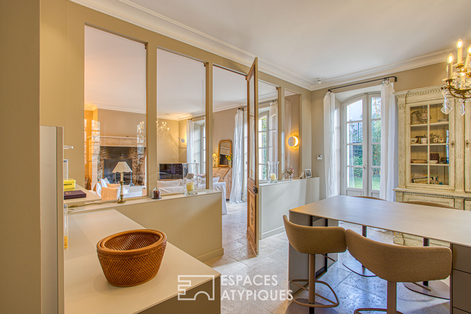 Bourgeois house with swimming pool