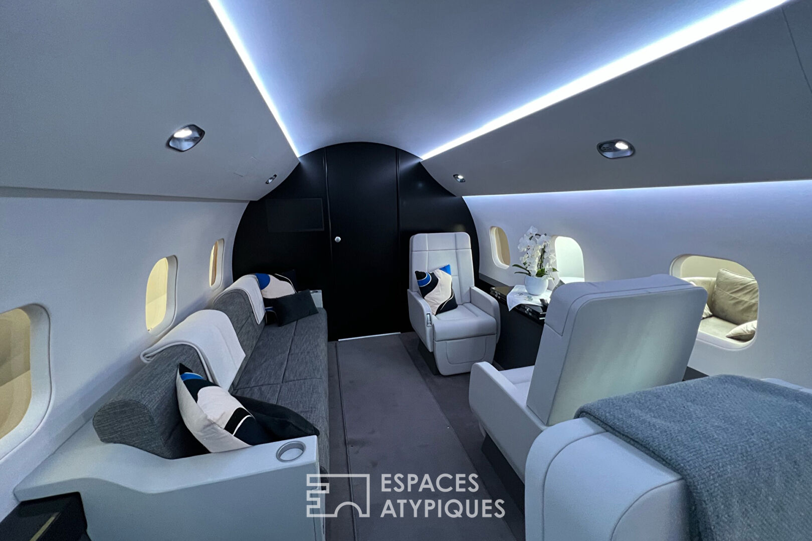 Plane – private jet