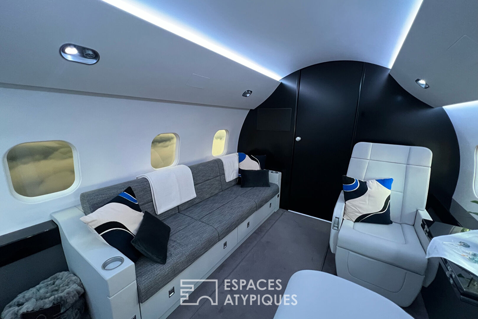 Plane – private jet