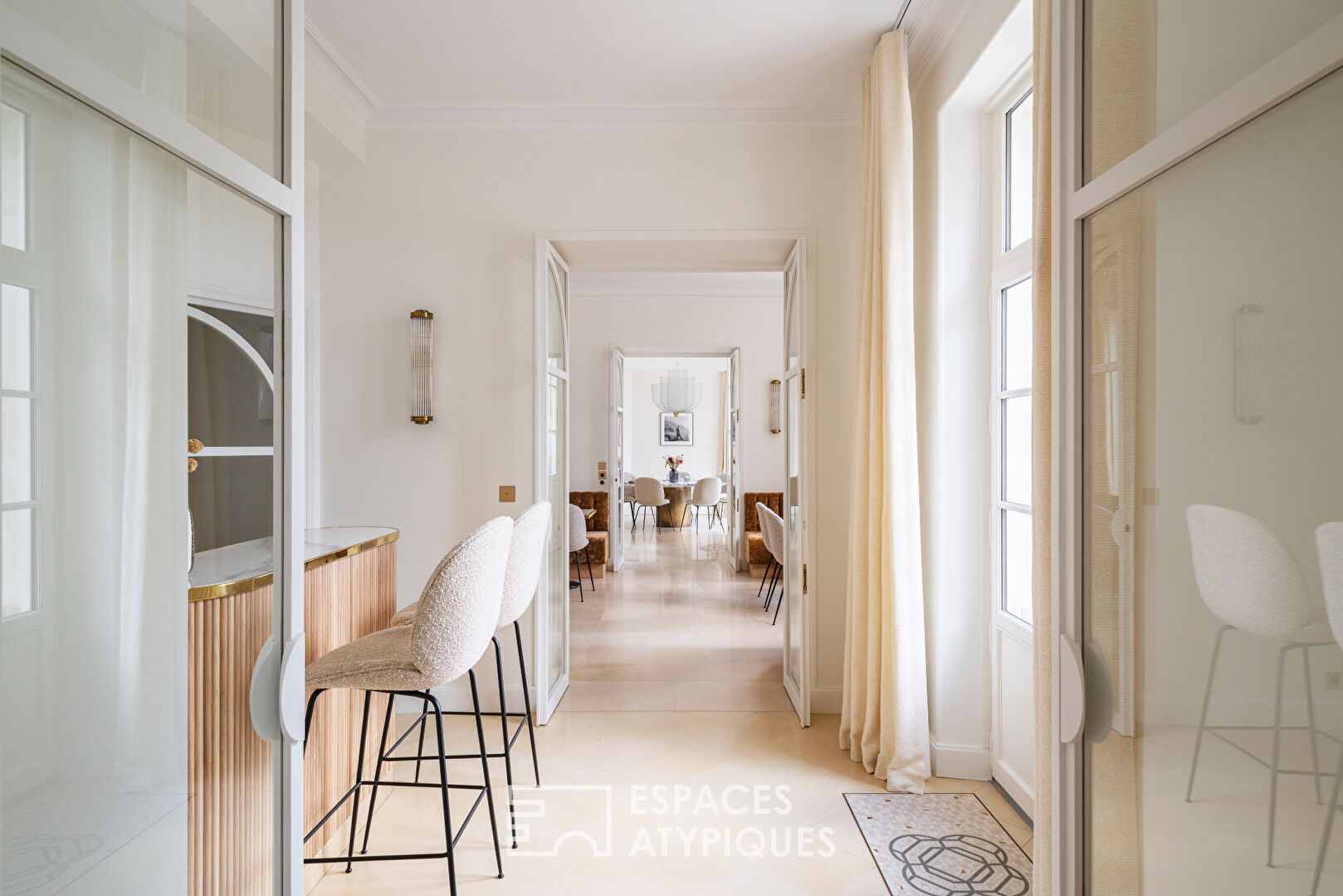 Ancien manoir à la décoration épurée
