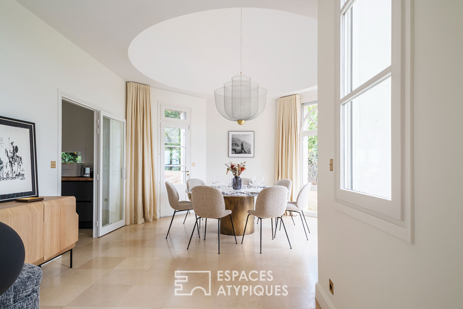 Ancien manoir à la décoration épurée