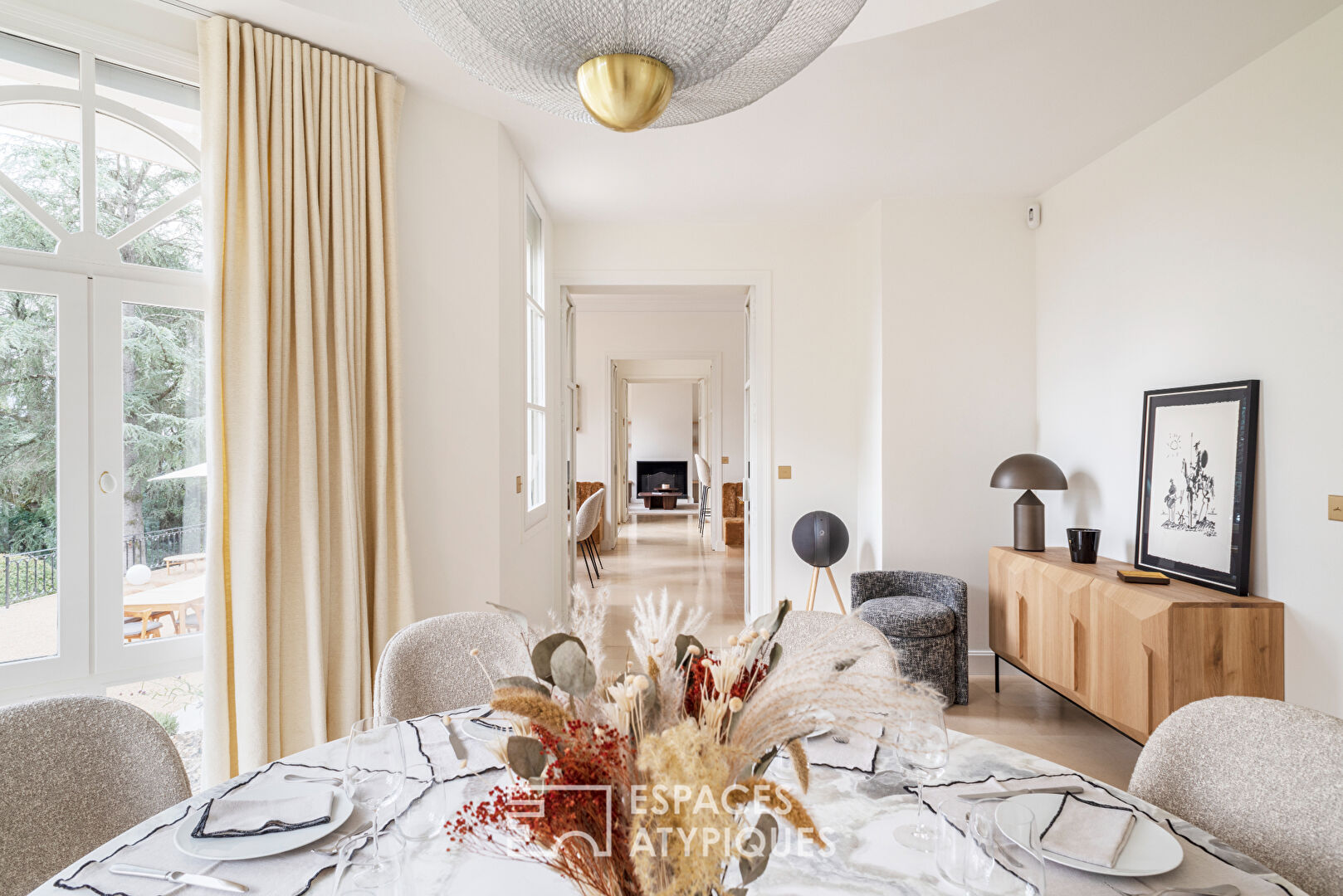 Ancien manoir à la décoration épurée