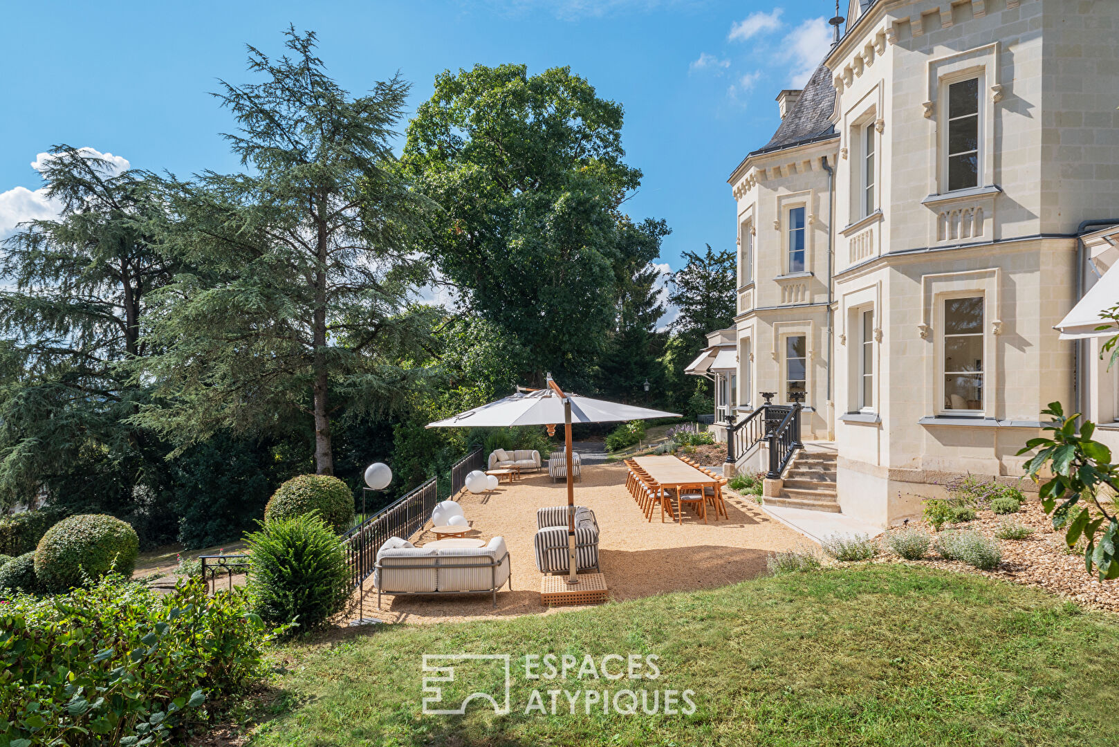 Ancien manoir à la décoration épurée