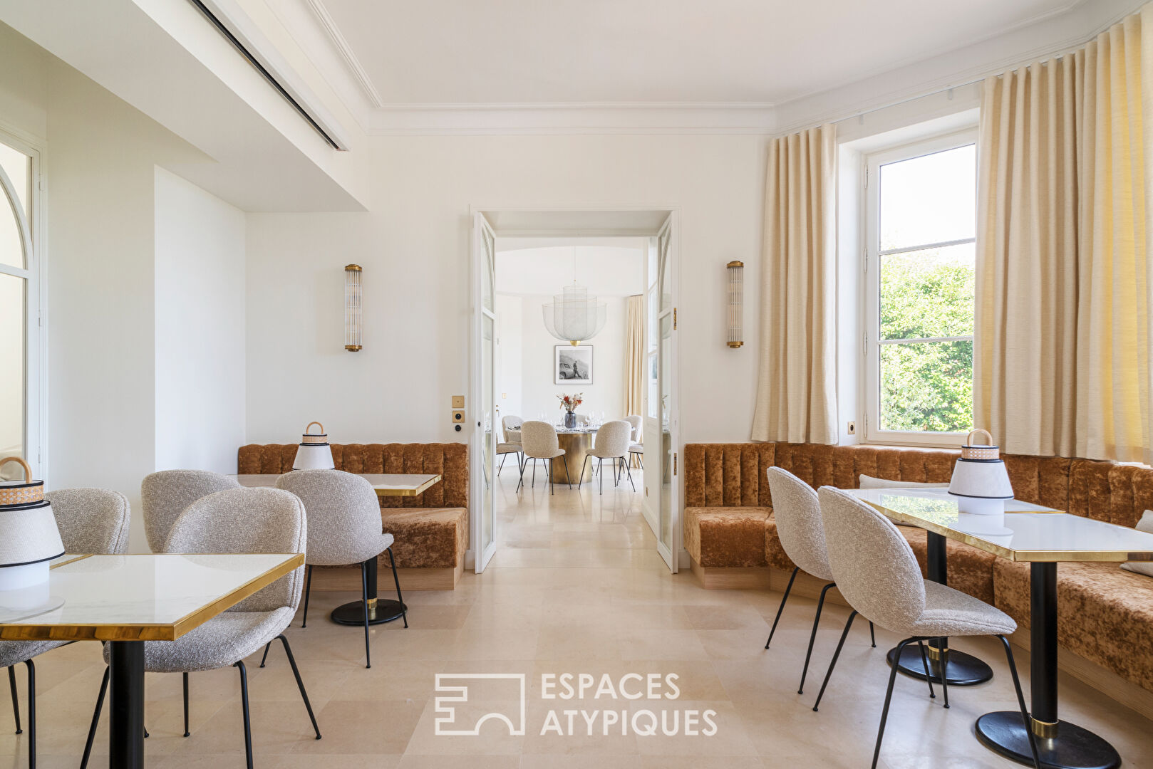 Ancien manoir à la décoration épurée
