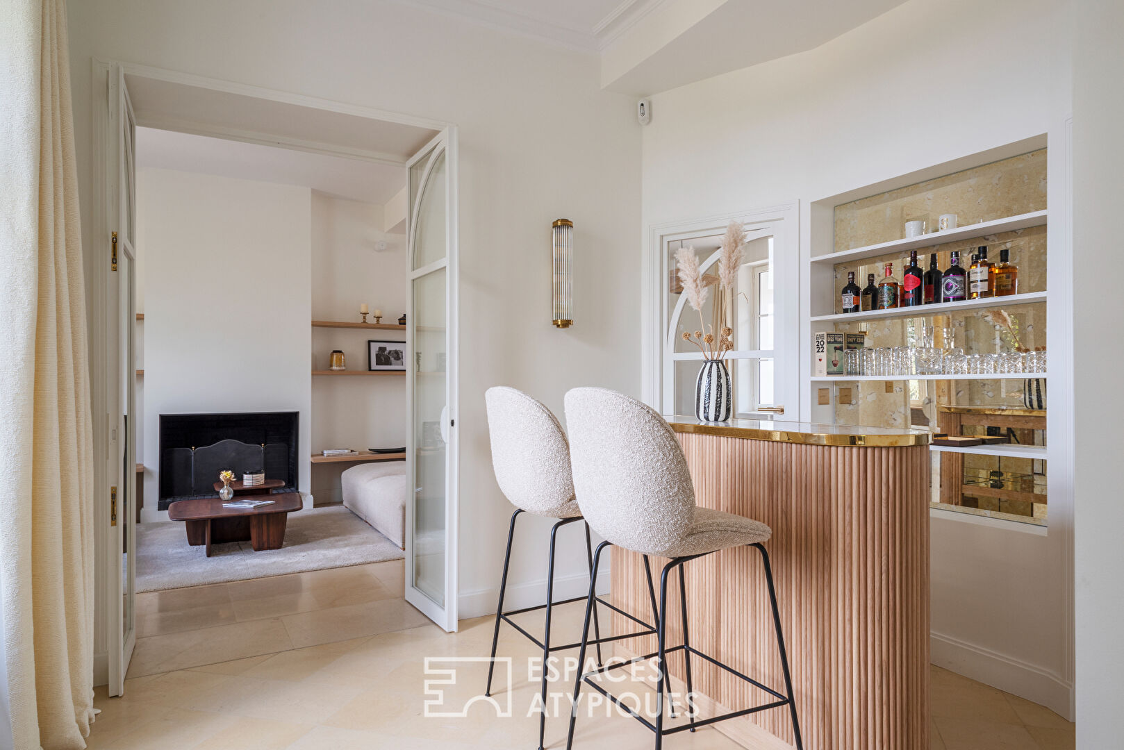 Ancien manoir à la décoration épurée