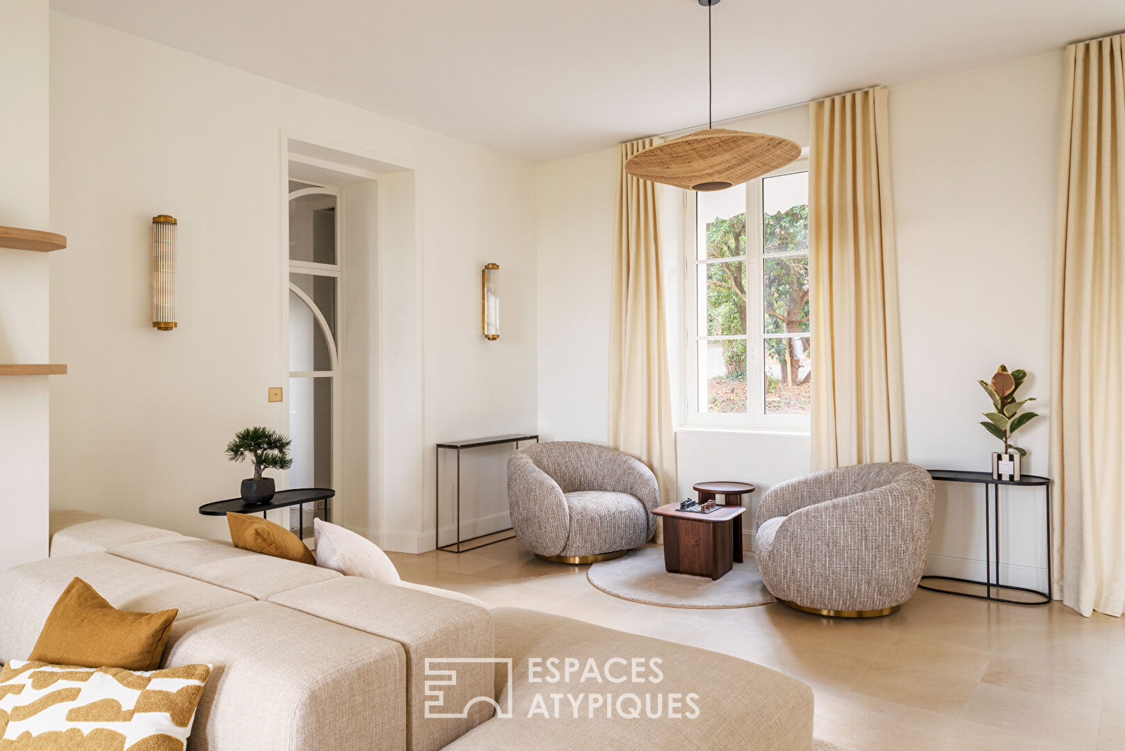 Ancien manoir à la décoration épurée