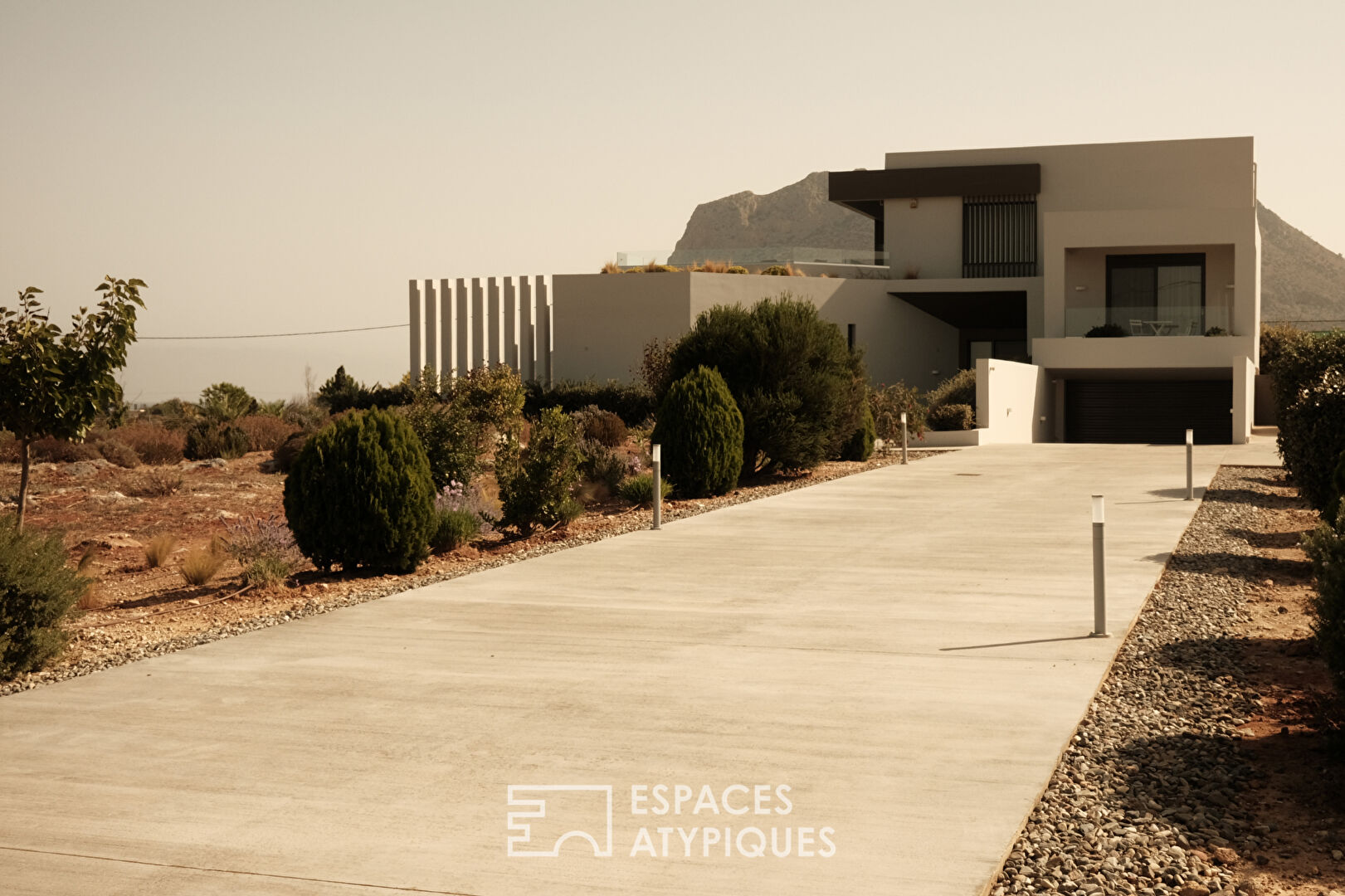 Villa avec piscine à débordement et jardin