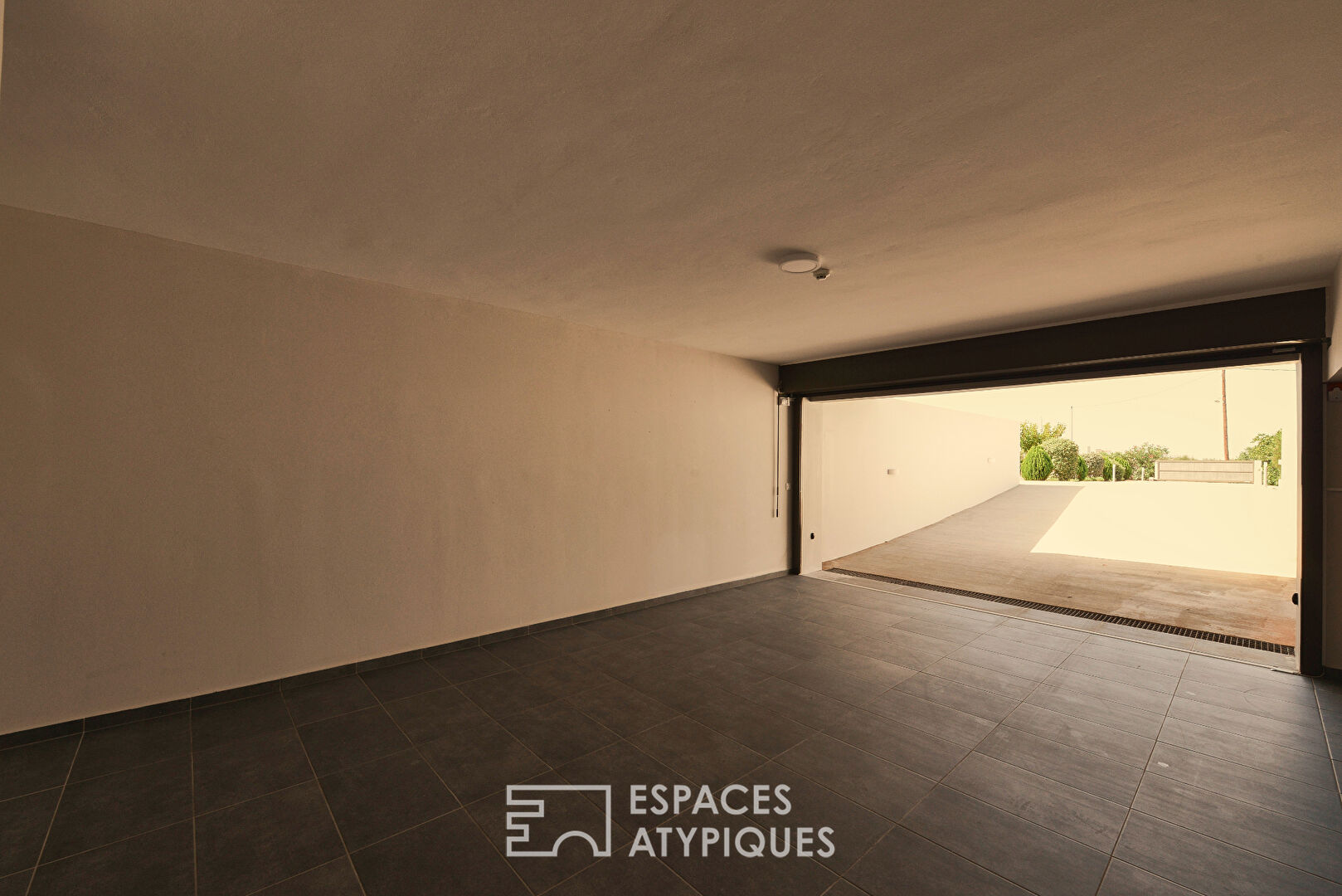 Villa avec piscine à débordement et jardin