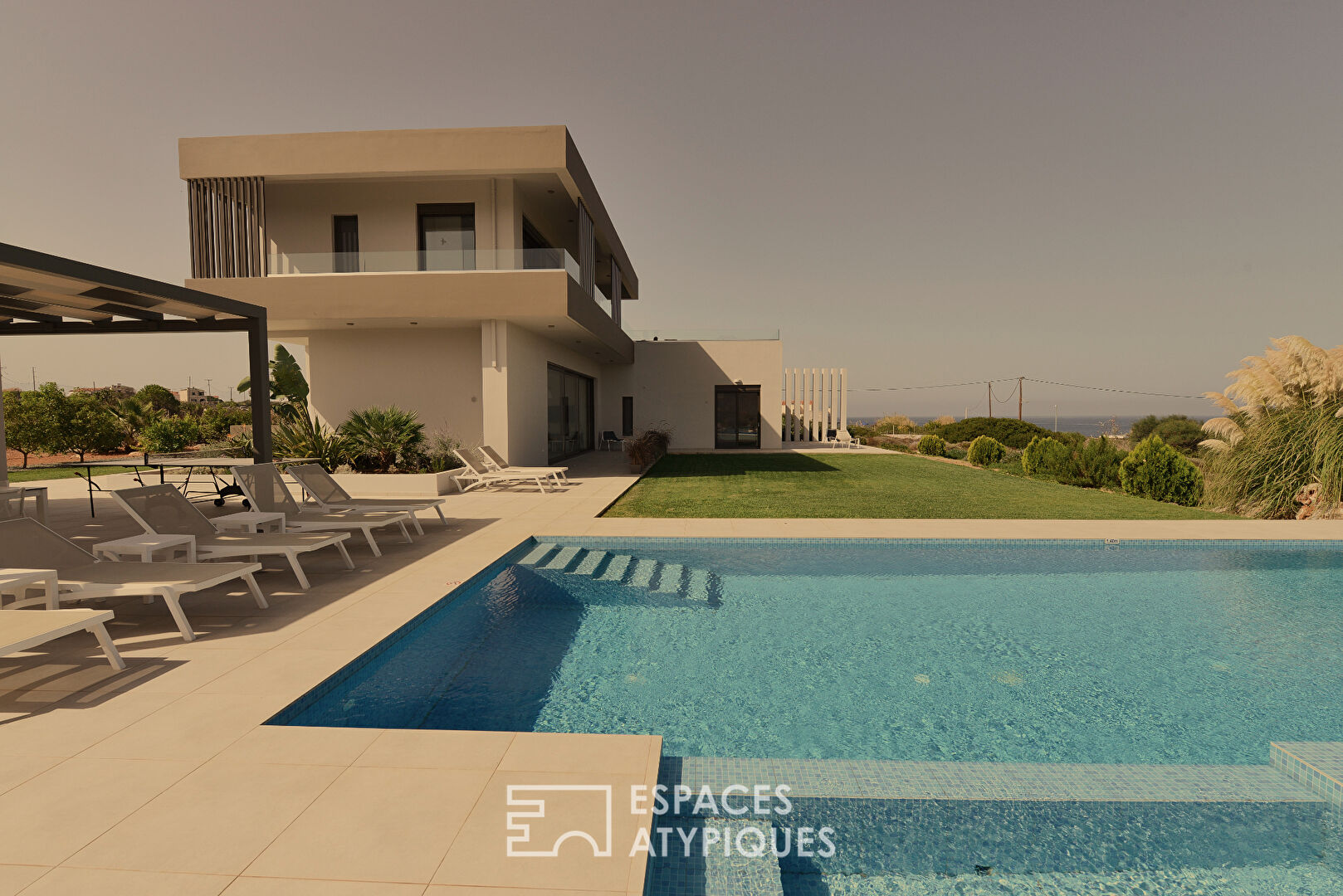 Villa avec piscine à débordement et jardin