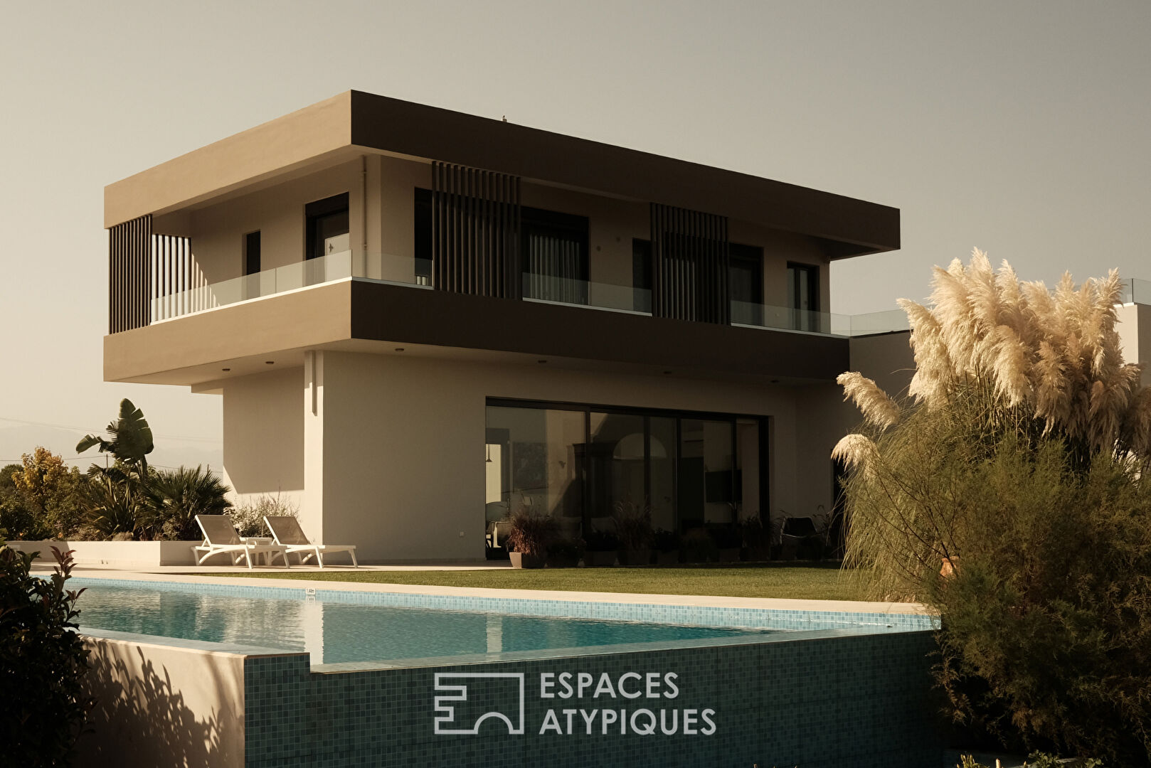 Villa avec piscine à débordement et jardin