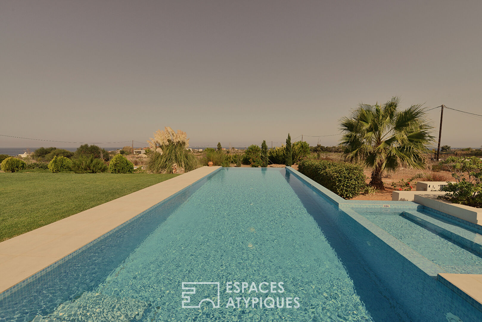 Villa avec piscine à débordement et jardin
