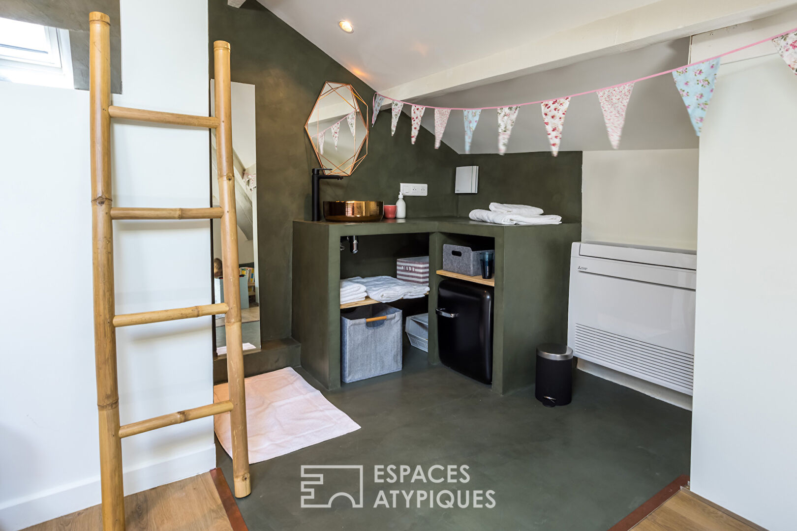 Maison et gîte provençal coloré avec piscine