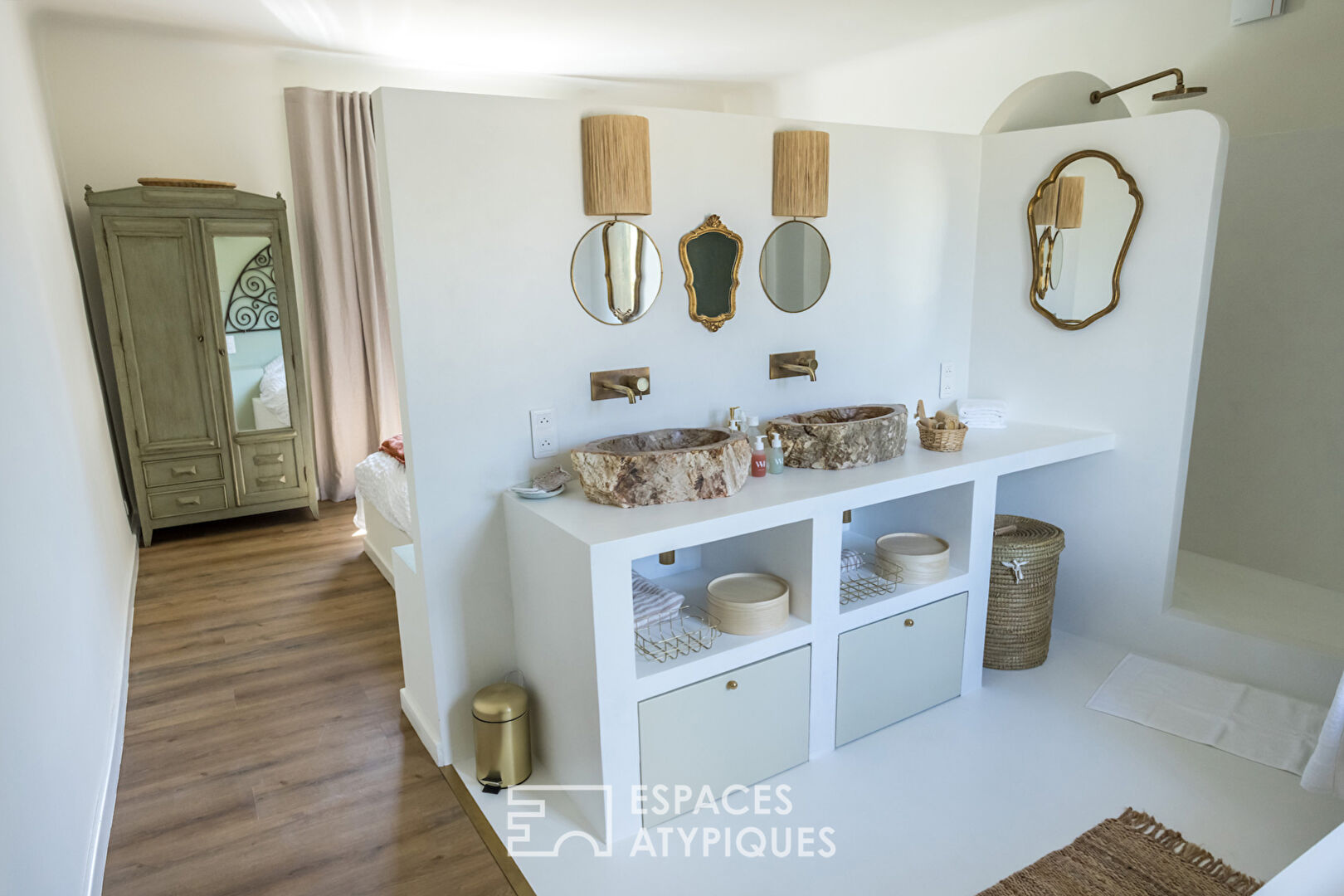 Maison et gîte provençal coloré avec piscine