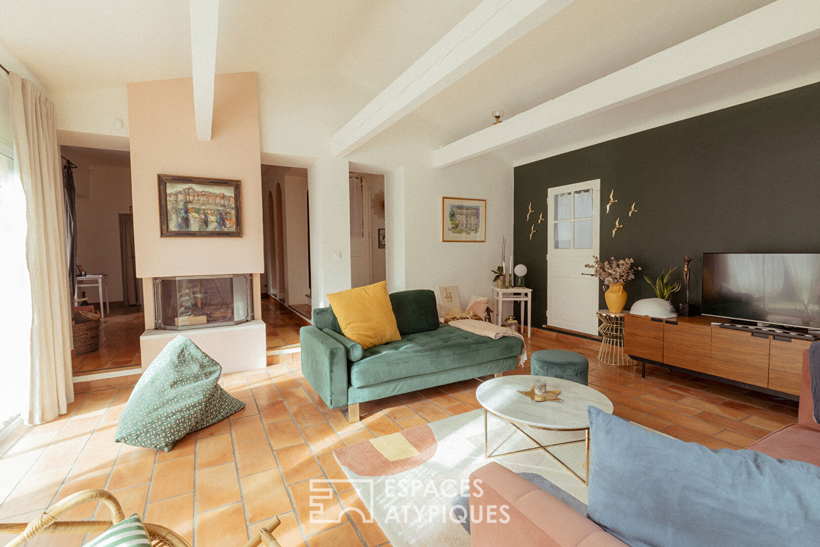 Maison et gîte provençal coloré avec piscine