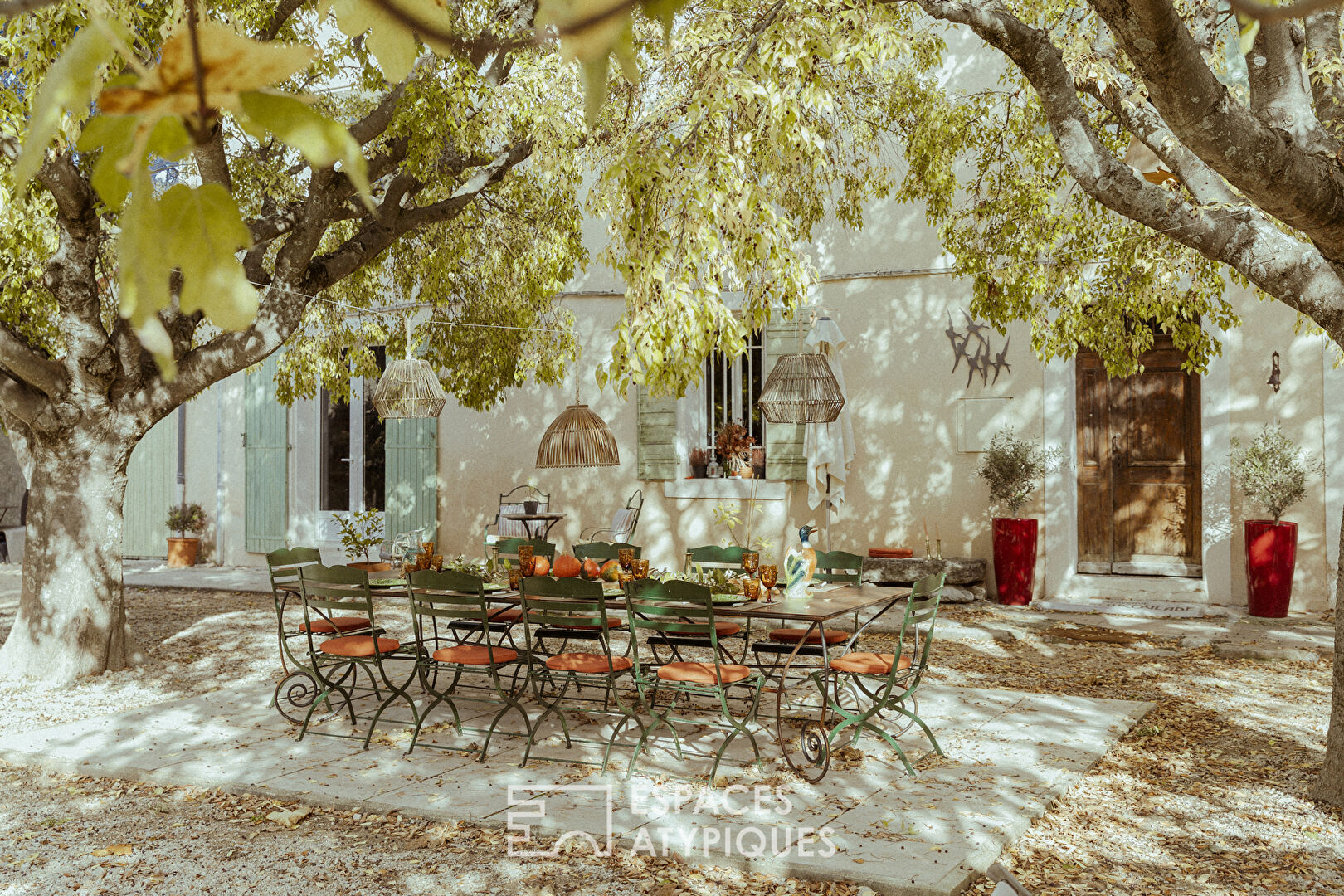 Maison et gîte provençal coloré avec piscine