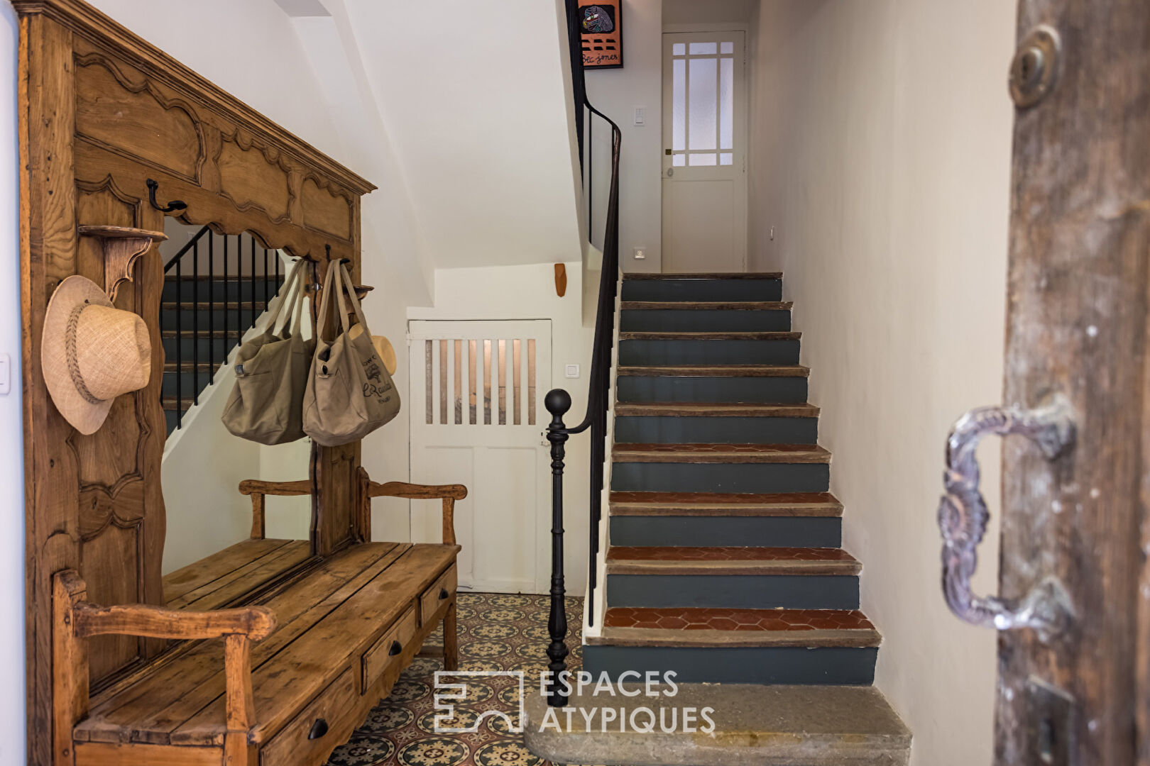 Maison et gîte provençal coloré avec piscine