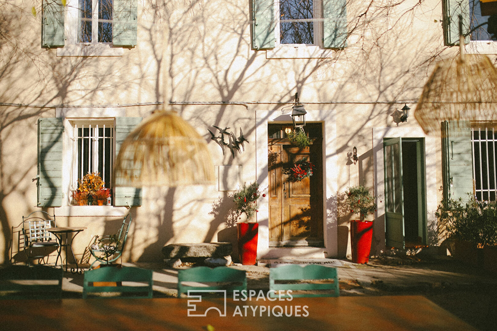 Maison et gîte provençal coloré avec piscine