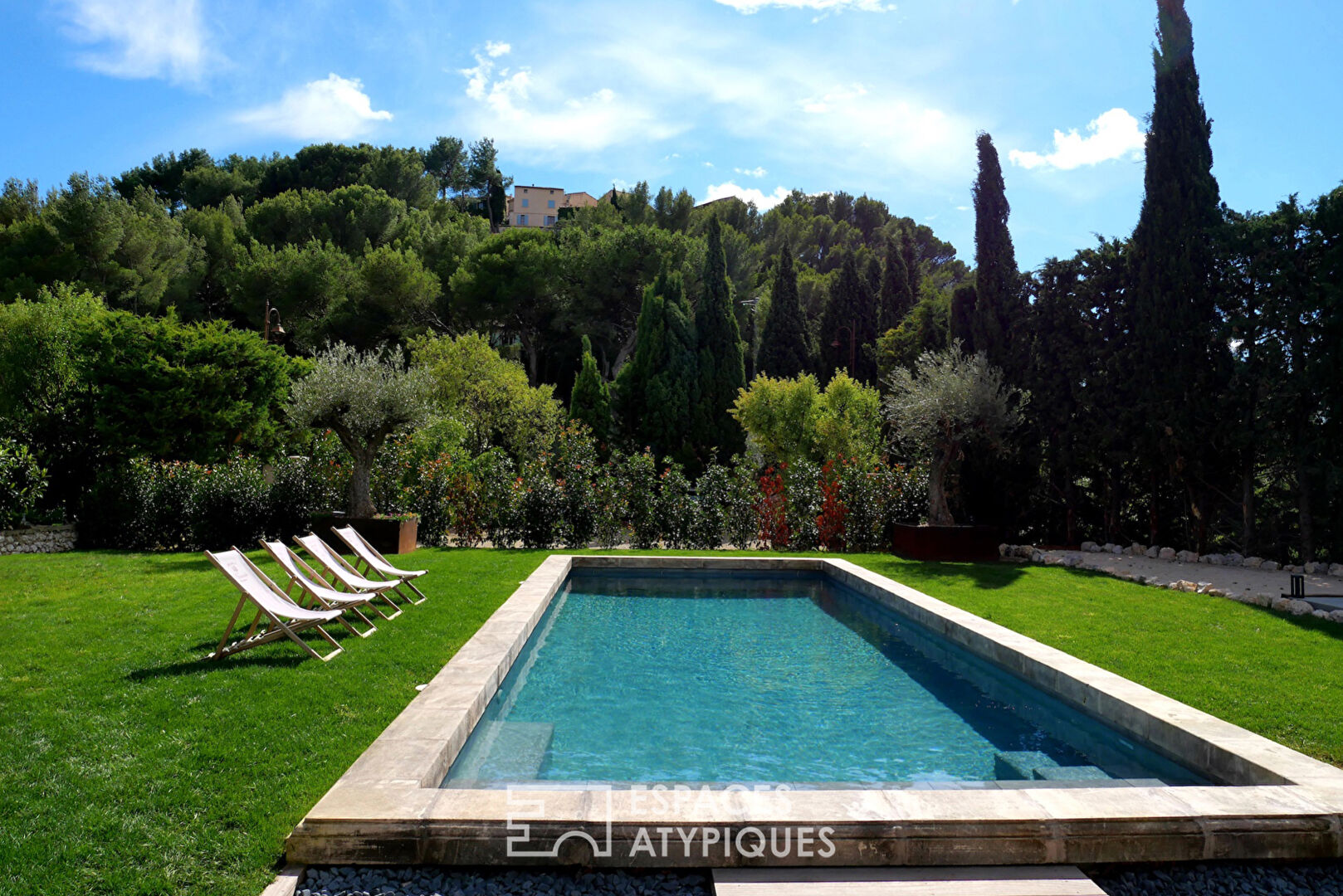 Maison et gîte provençal coloré avec piscine