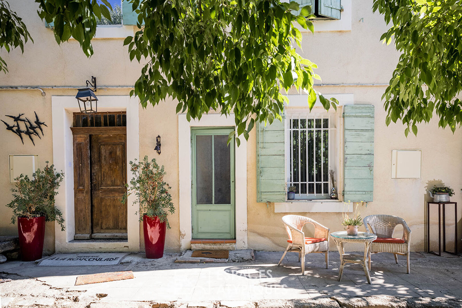 Maison et gîte provençal coloré avec piscine