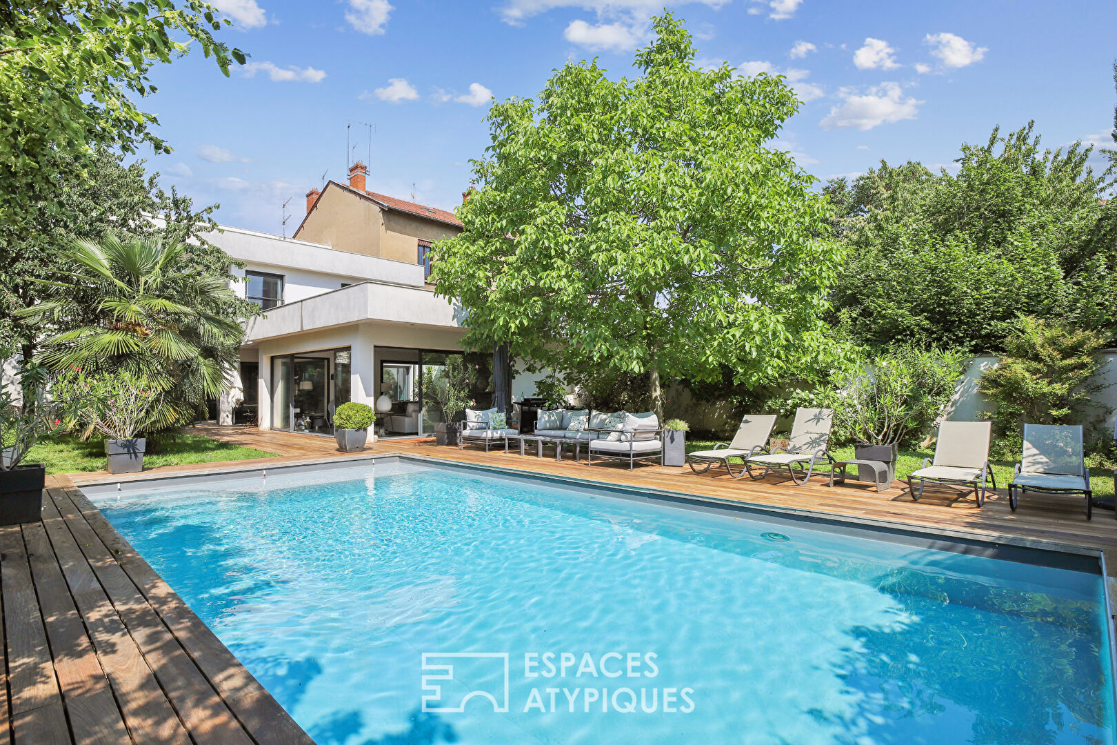 Maison contemporaine avec piscine et jardin