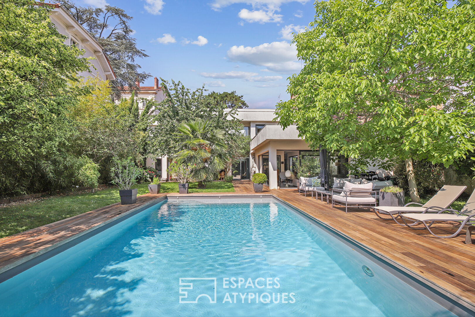 Maison contemporaine avec piscine et jardin