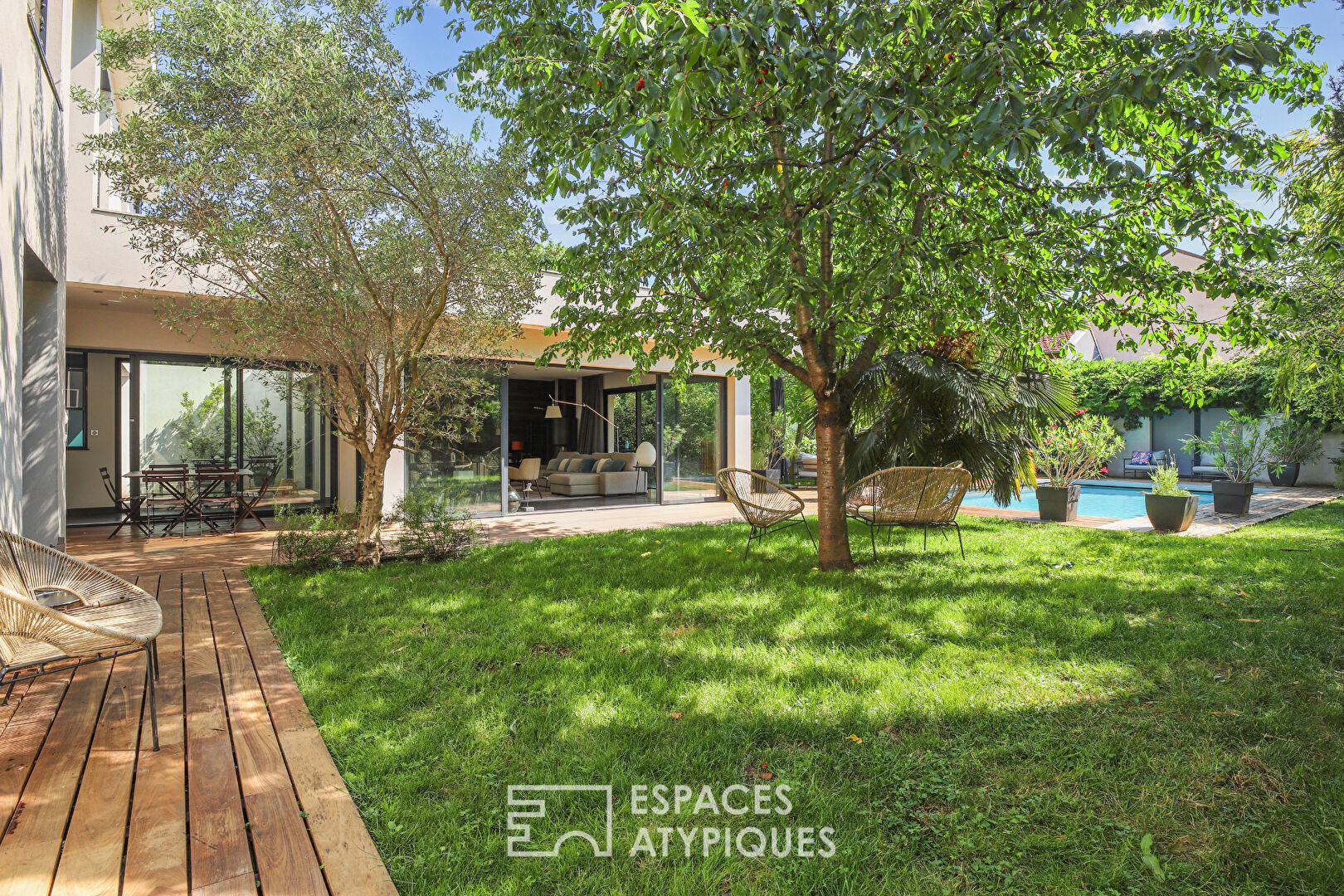 Maison contemporaine avec piscine et jardin