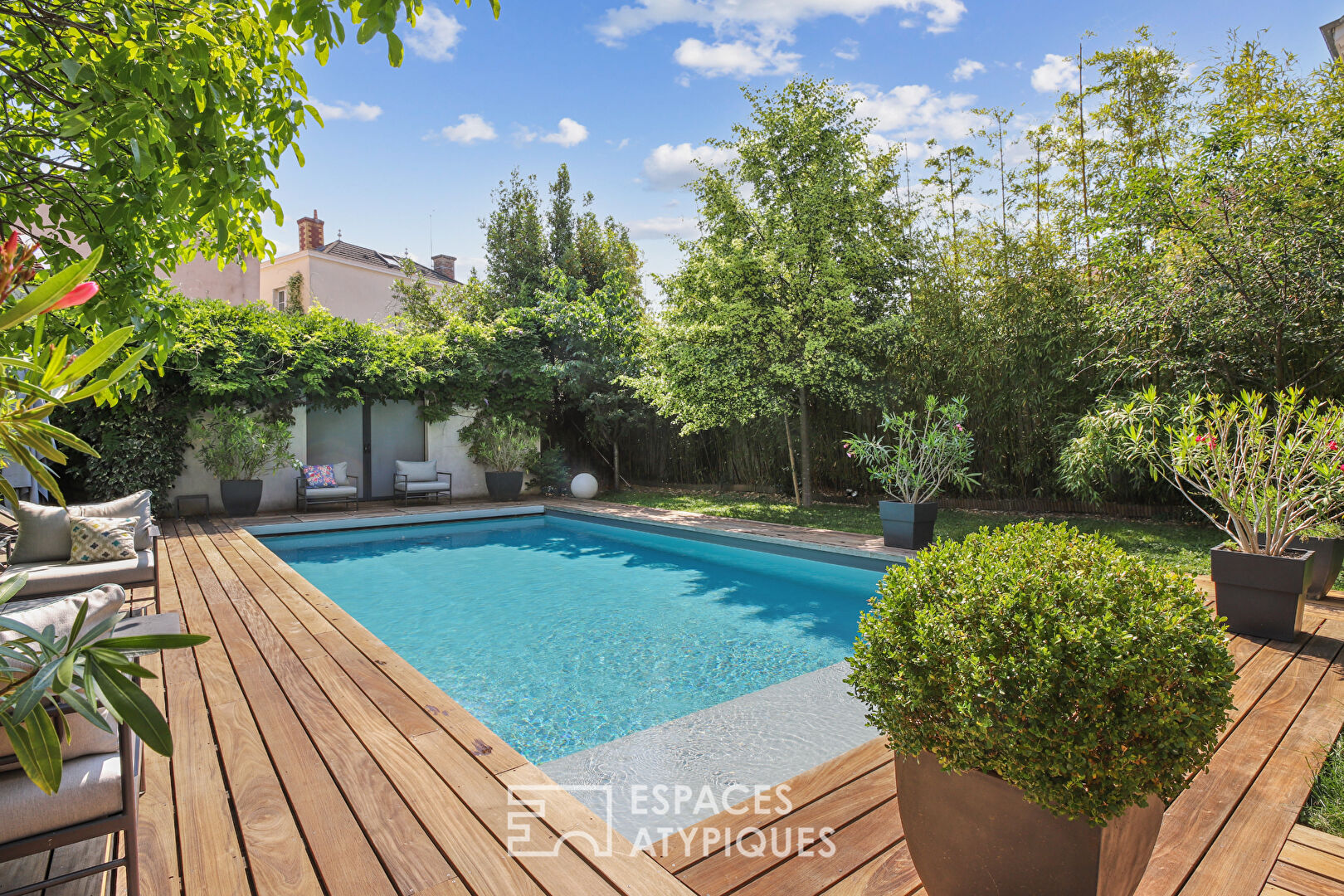 Maison contemporaine avec piscine et jardin