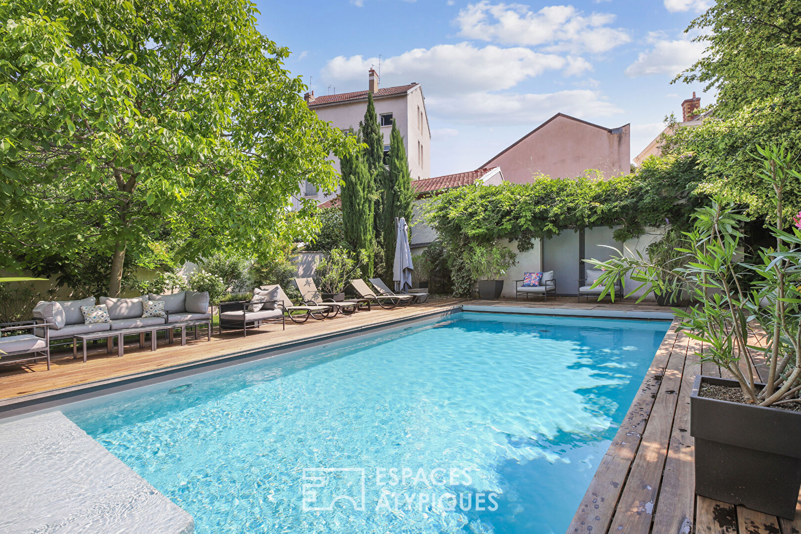 Maison contemporaine avec piscine et jardin