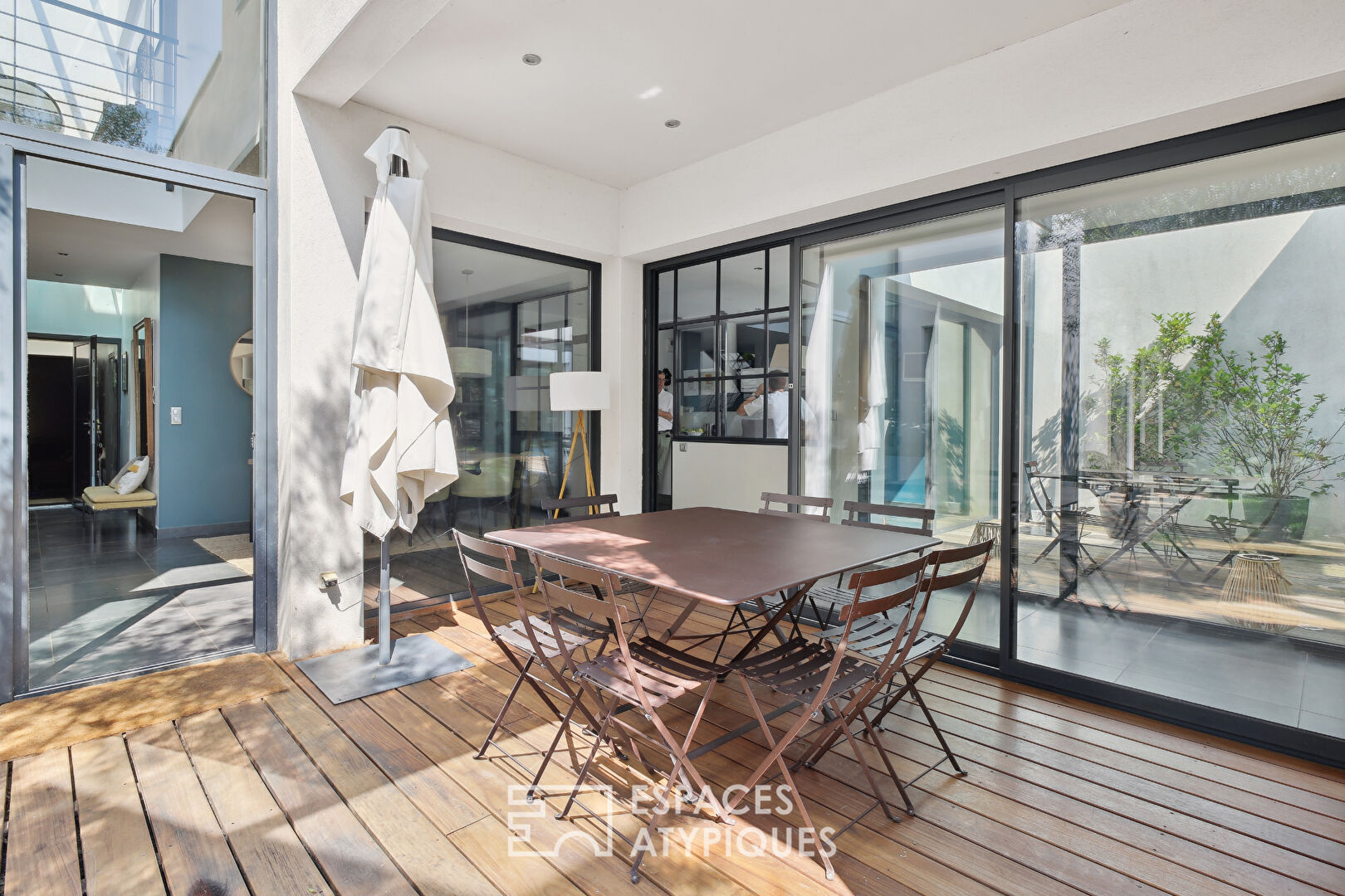 Maison contemporaine avec piscine et jardin