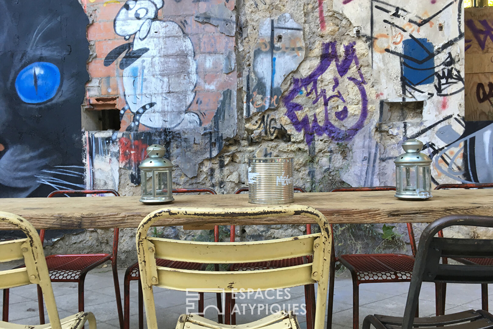 Colorful place in the center of Bordeaux