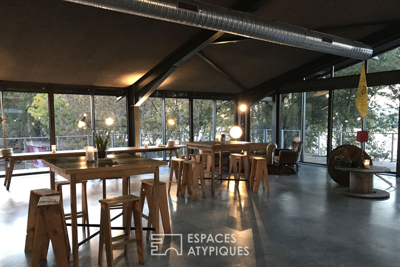 Salle de réception avec vue sur la Garonne